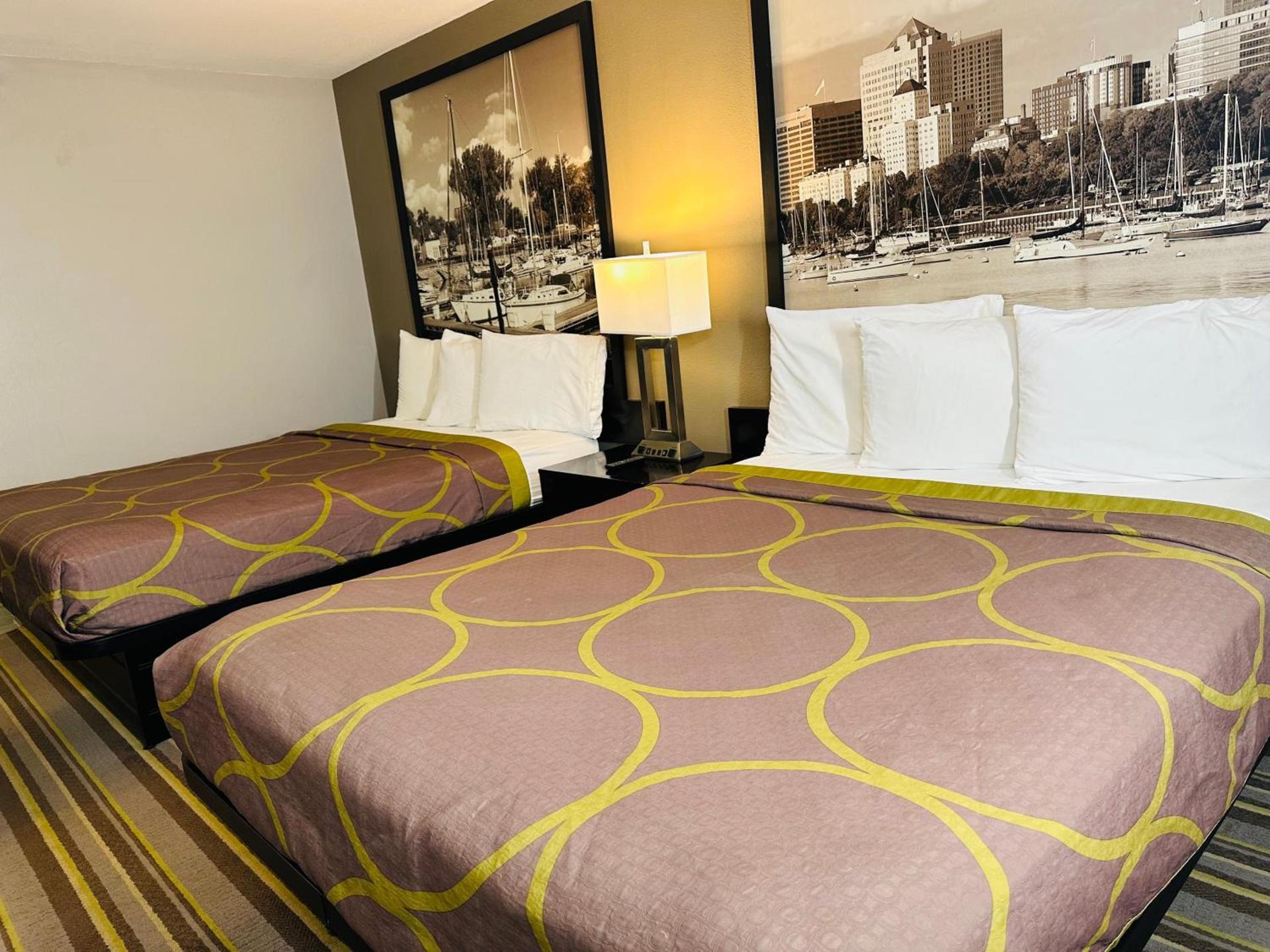Delavan Inn and Suites photo 17