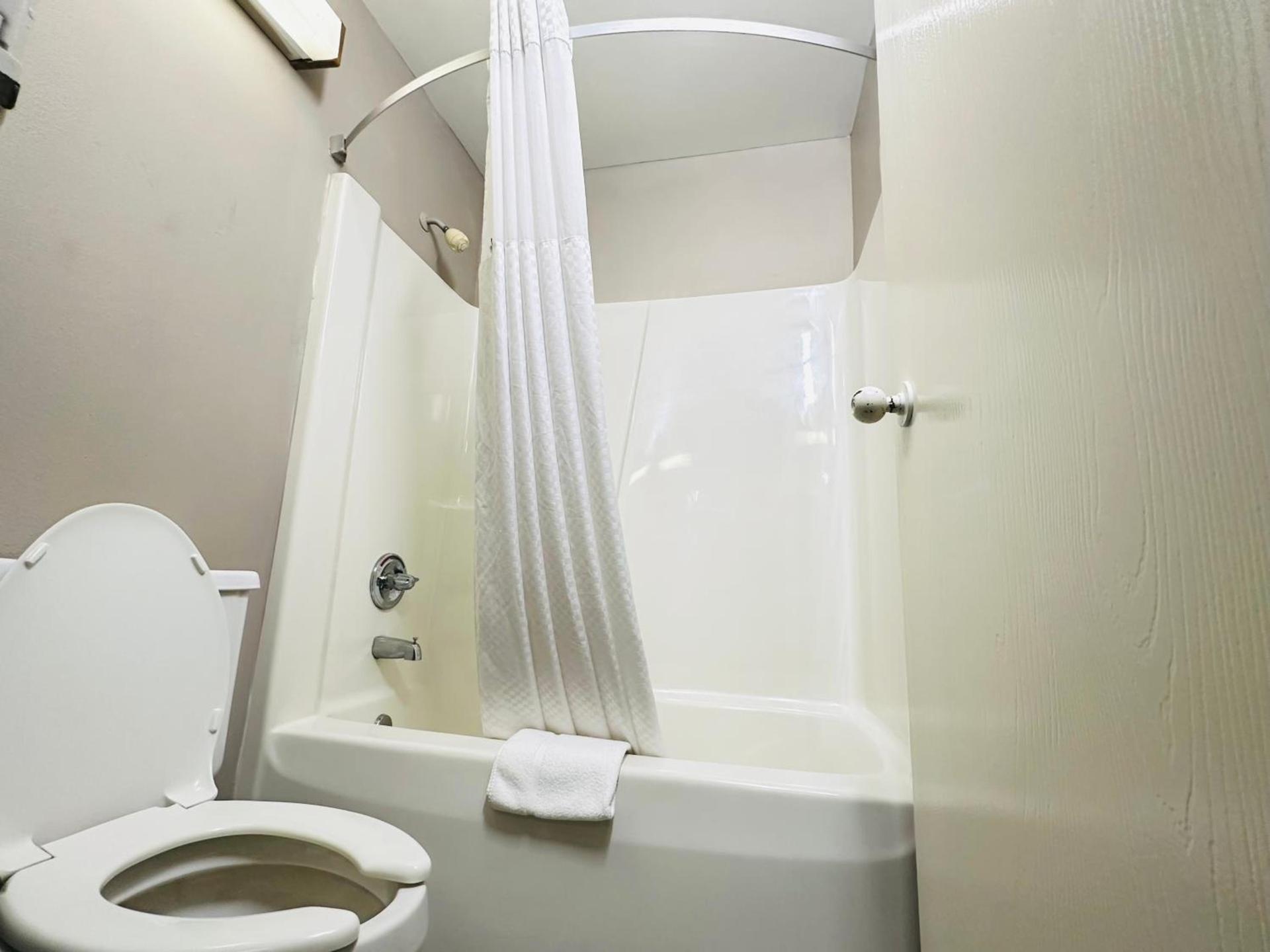 Delavan Inn and Suites photo 18