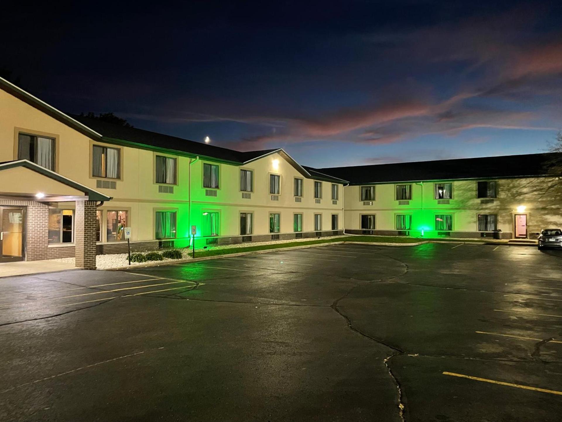 Delavan Inn and Suites photo 21