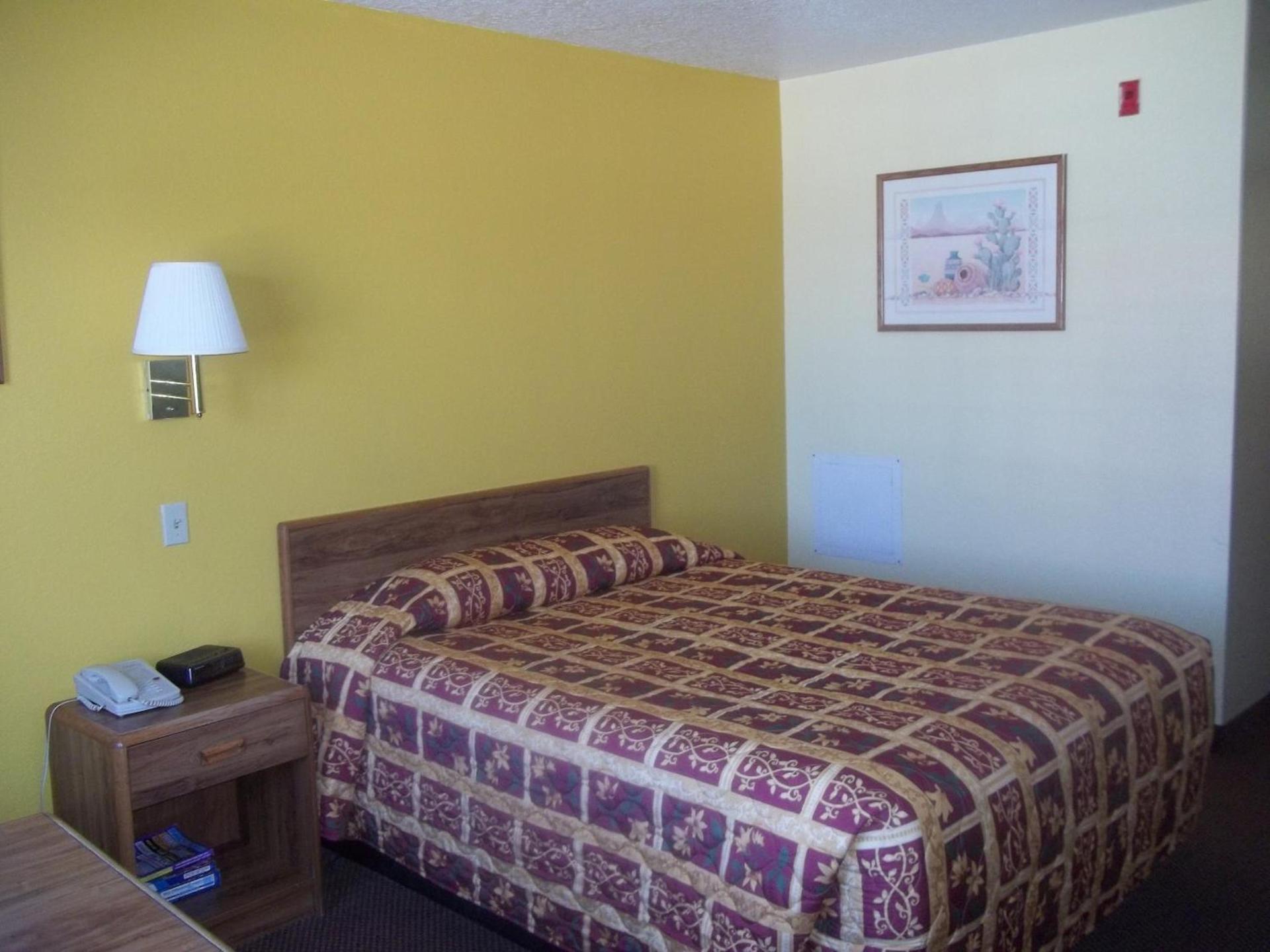 Super 8 by Wyndham Moriarty photo 32