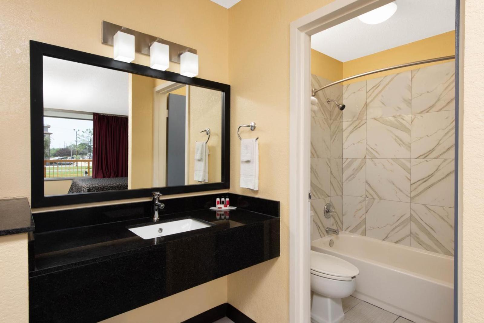 Days Inn by Wyndham Salem, IL photo 12