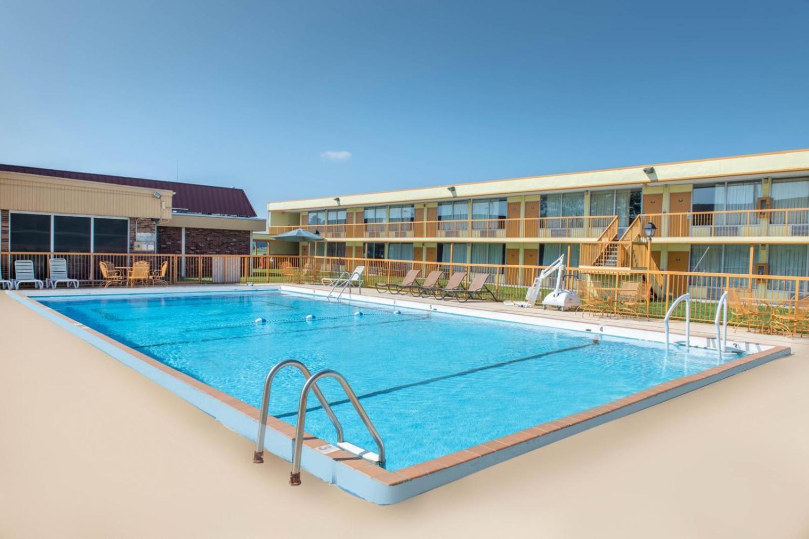 Days Inn by Wyndham Salem, IL photo 2
