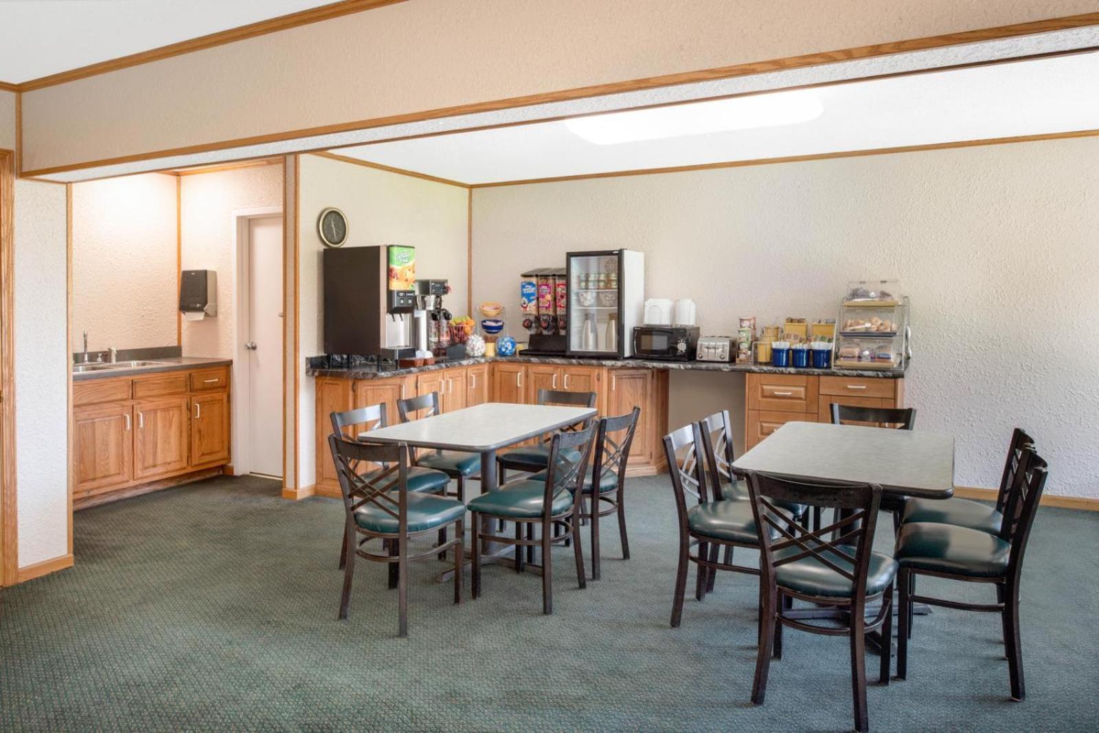 Days Inn by Wyndham Salem, IL photo 6