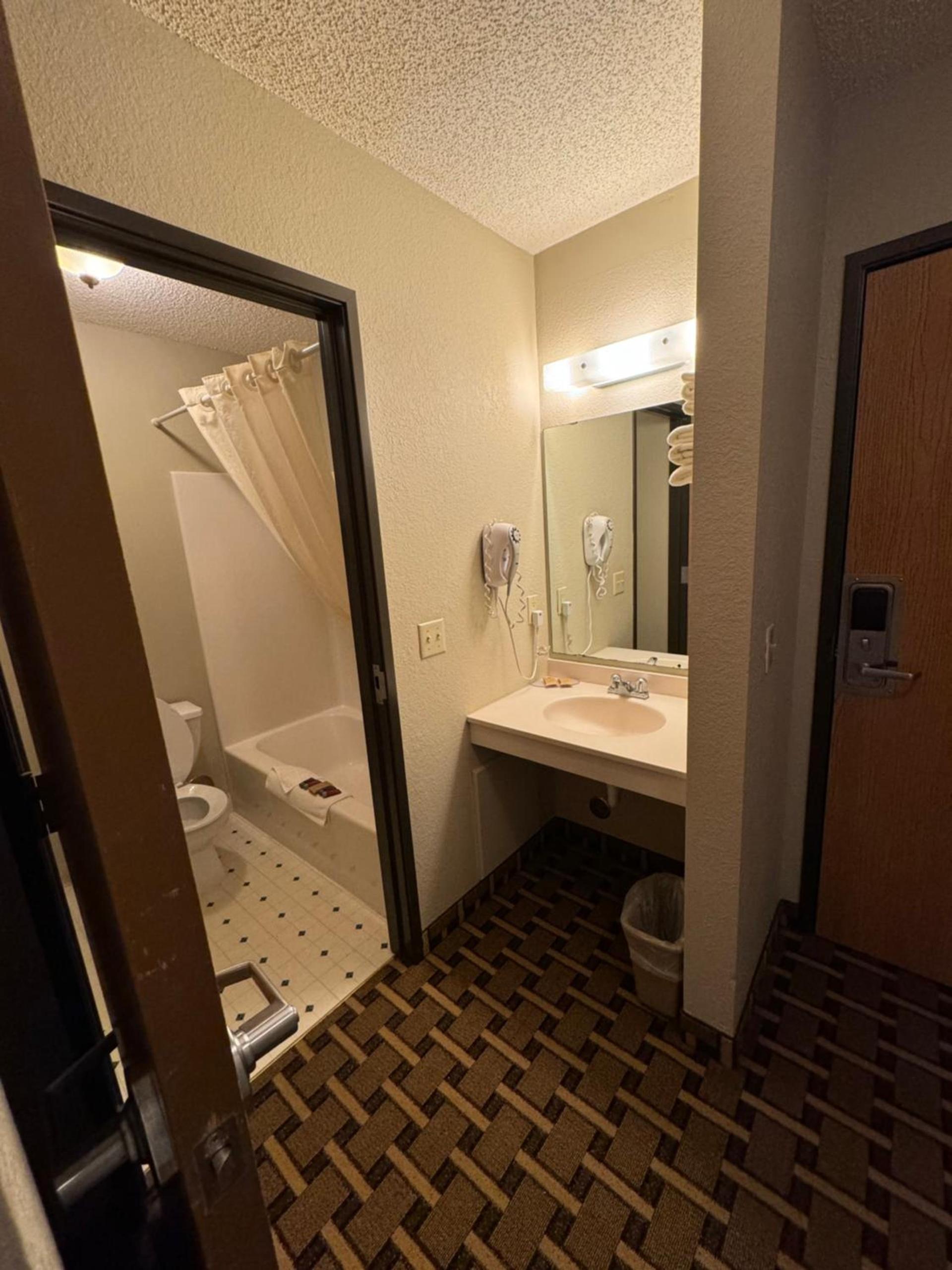 Crossroads Hotel photo 19