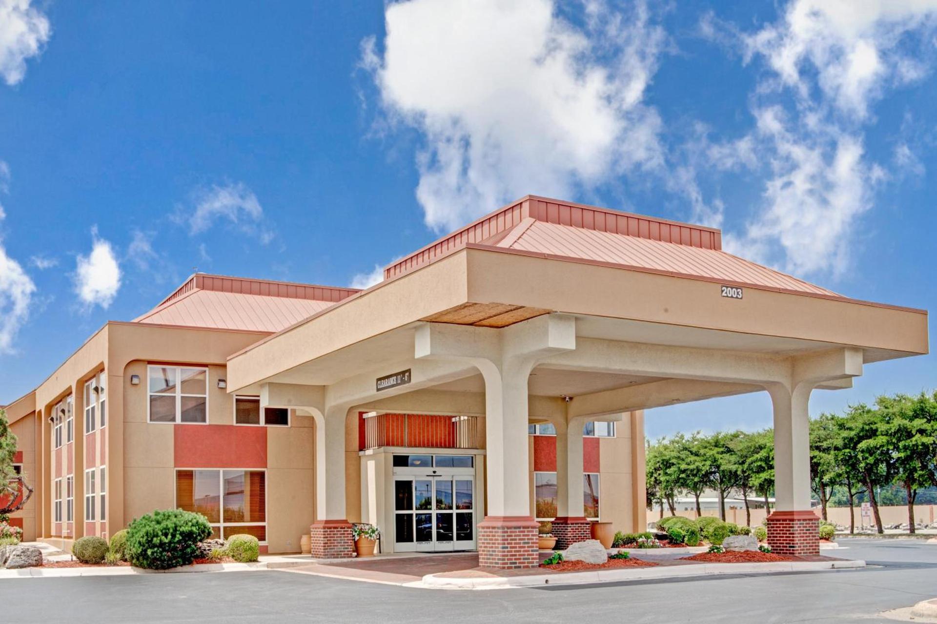 Ramada by Wyndham West Memphis photo 2