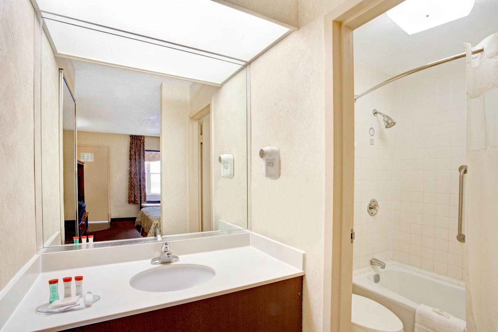 Ramada by Wyndham West Memphis photo 5