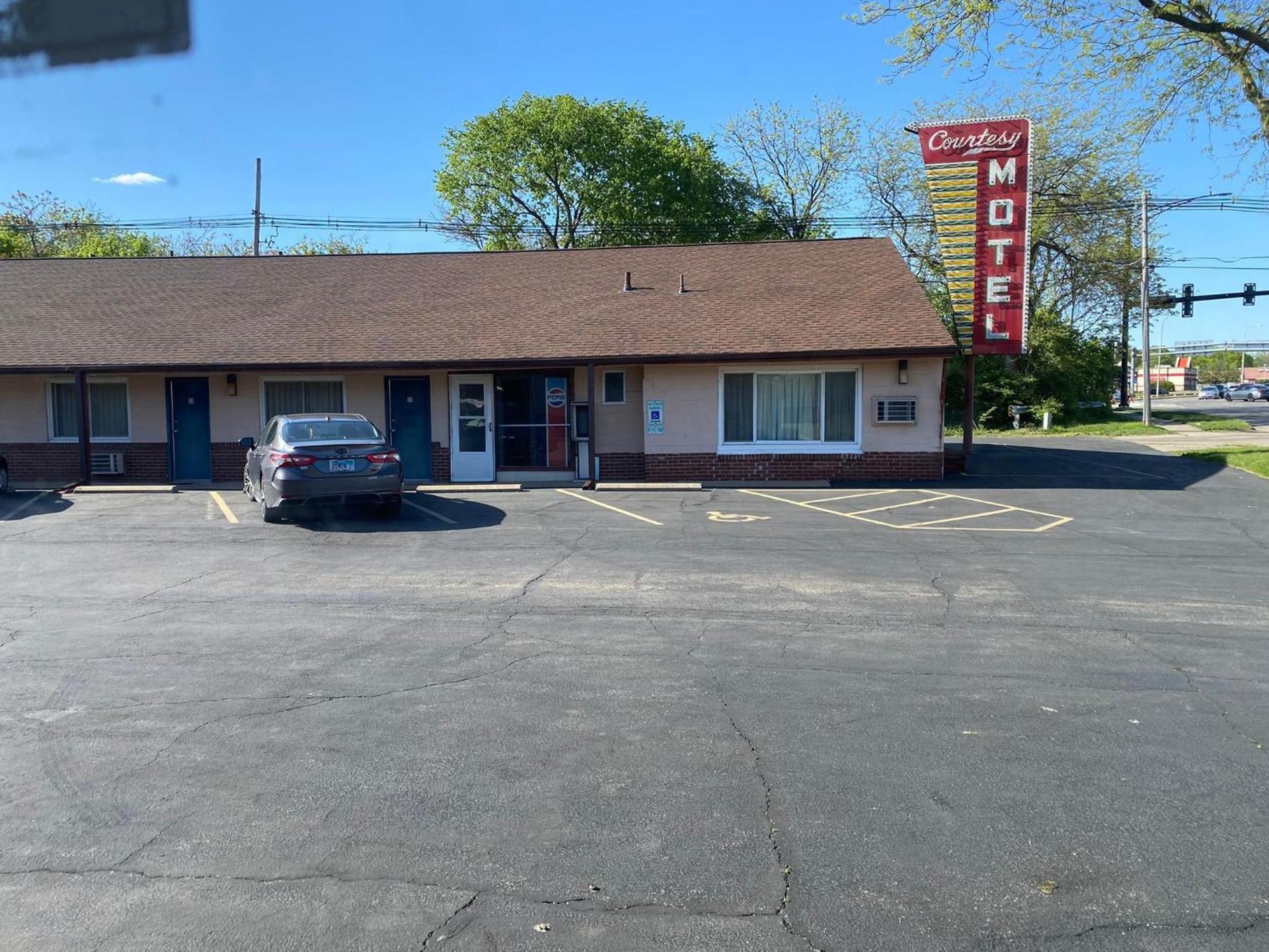 COURTESY MOTEL photo 3