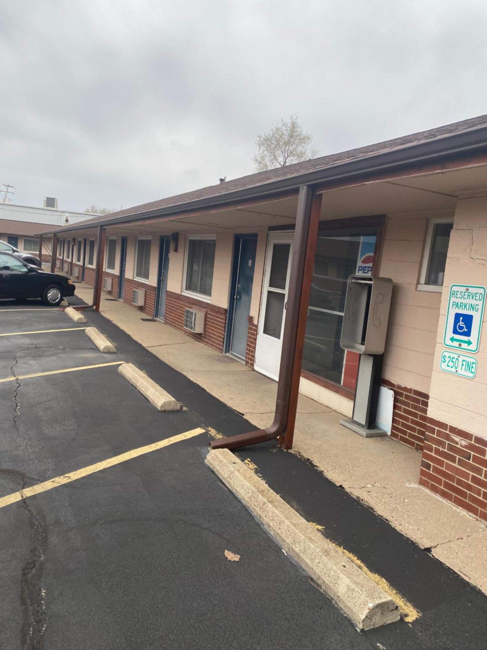 COURTESY MOTEL photo 4