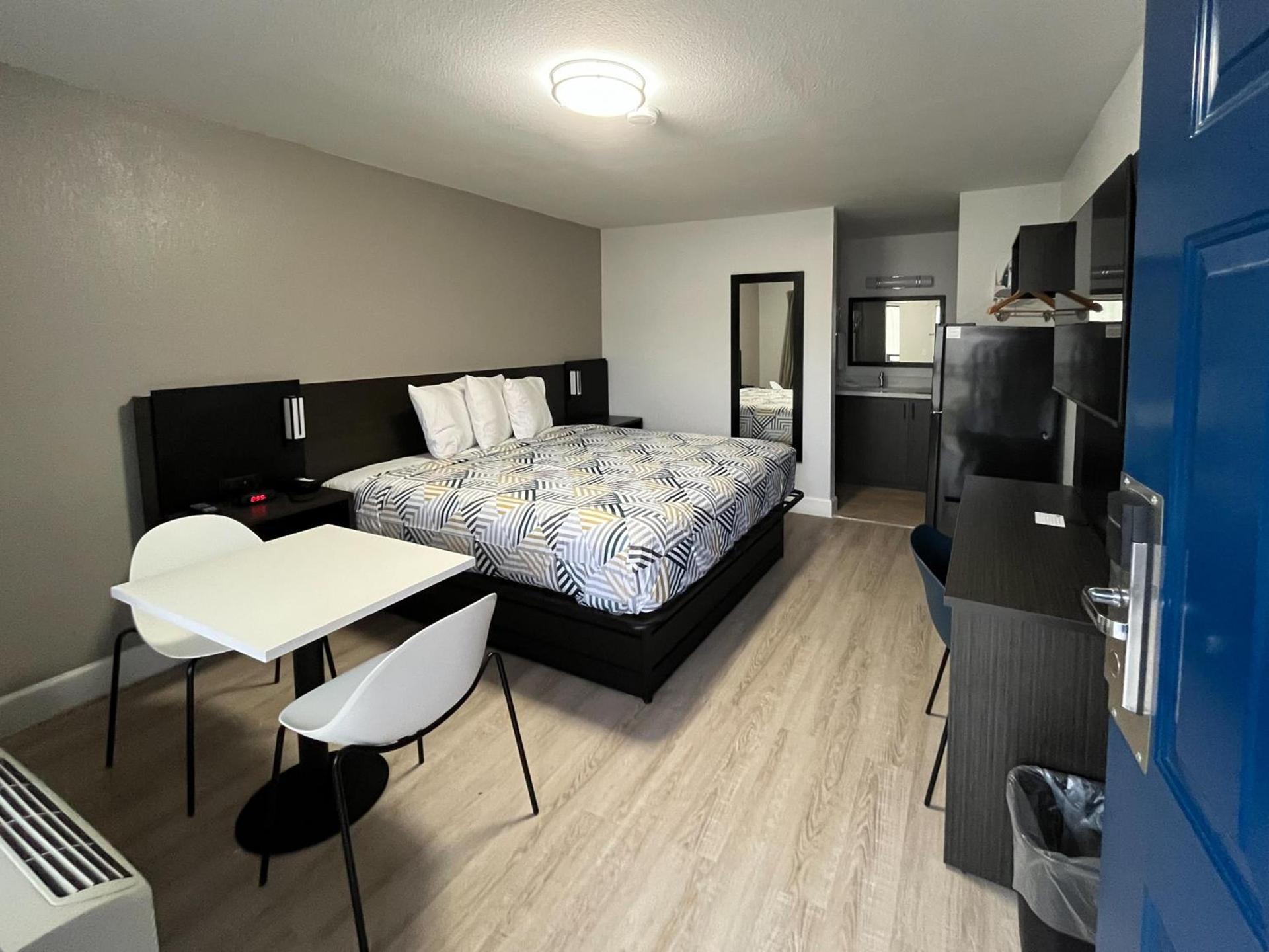 Studio 6 Conroe, TX photo 6