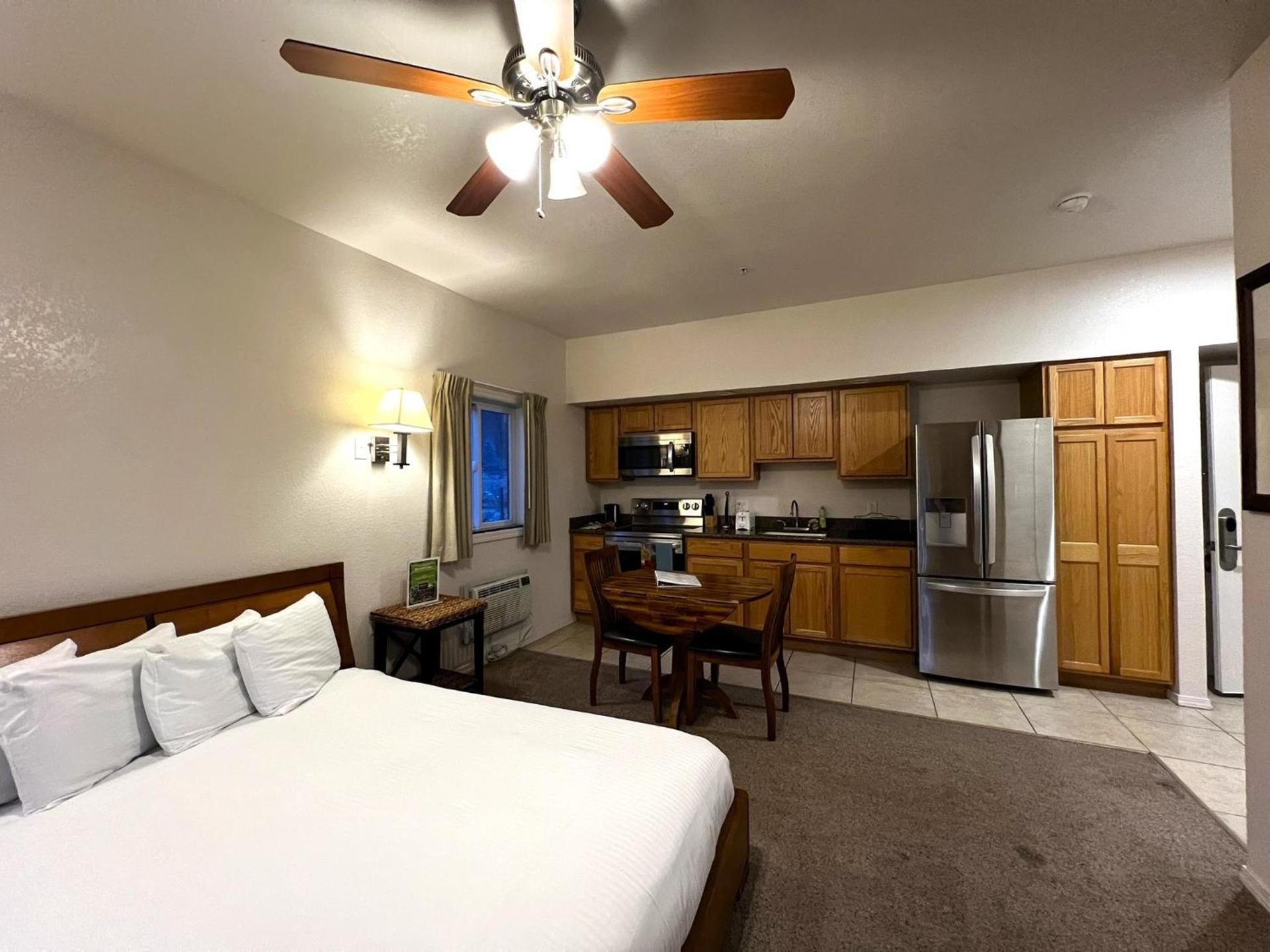 Canyon Plaza Premier Studios and Apts-South Rim photo 3