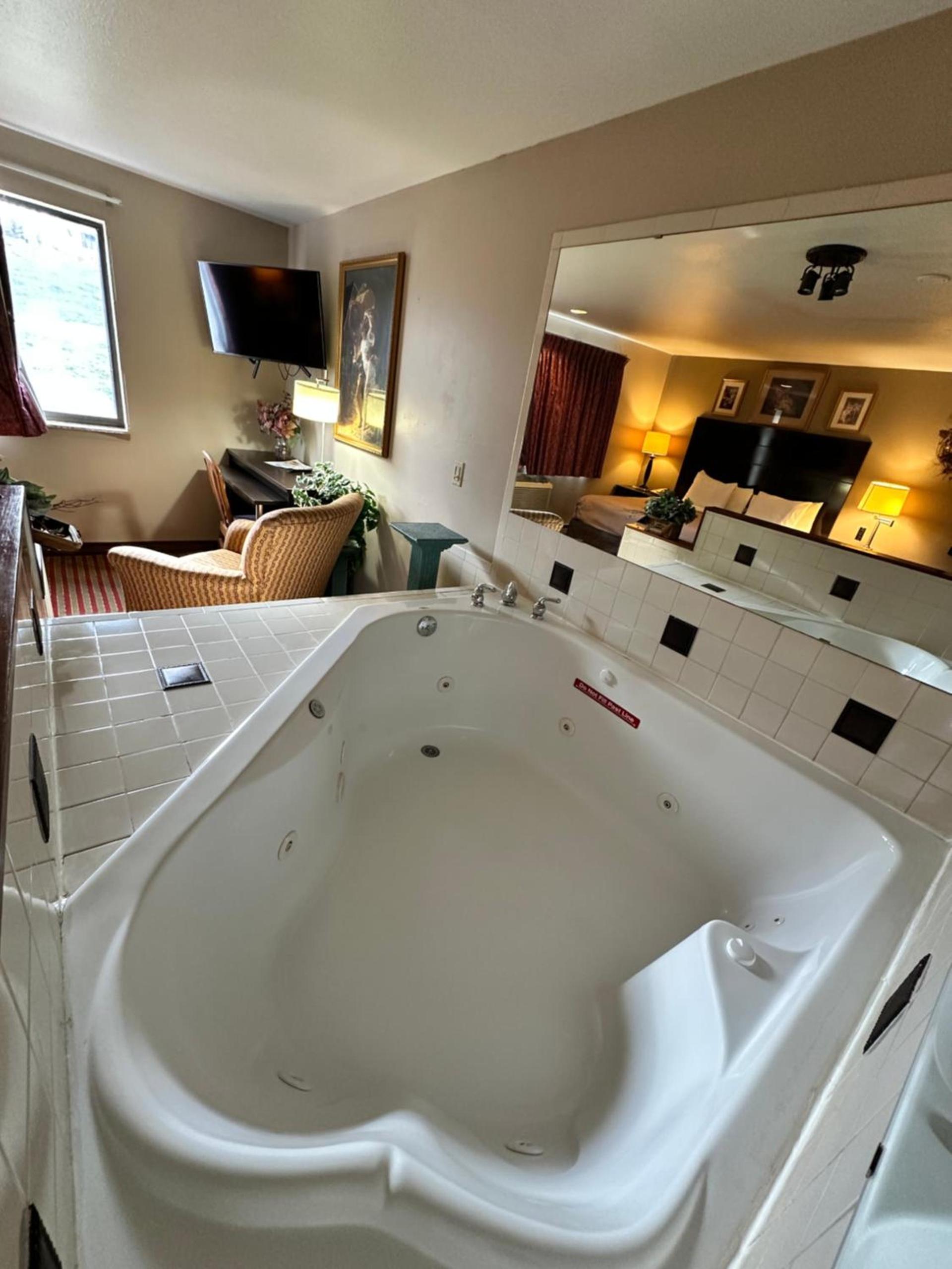 Rodeway Inn & Suites Madison East photo 35