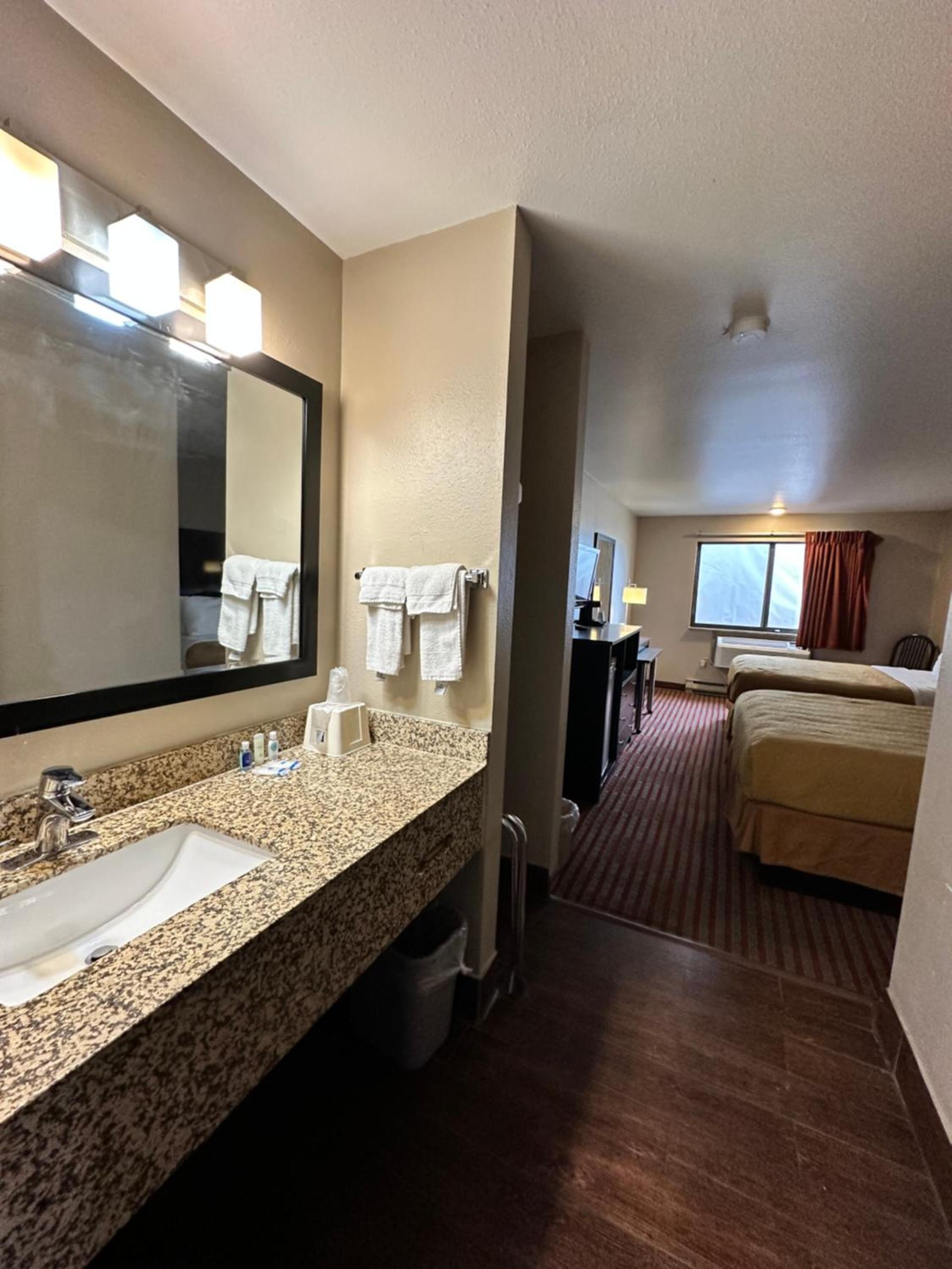 Rodeway Inn & Suites Madison East photo 31