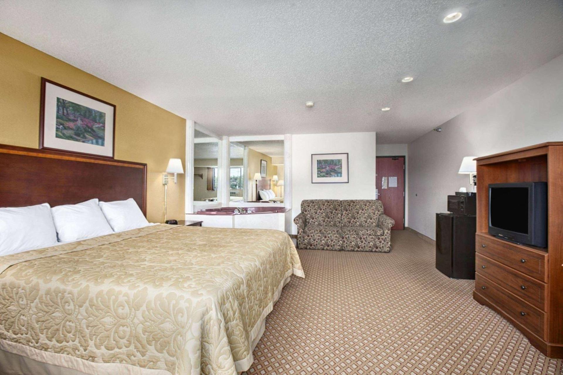 Super 8 by Wyndham Canton/Livonia Area photo 4