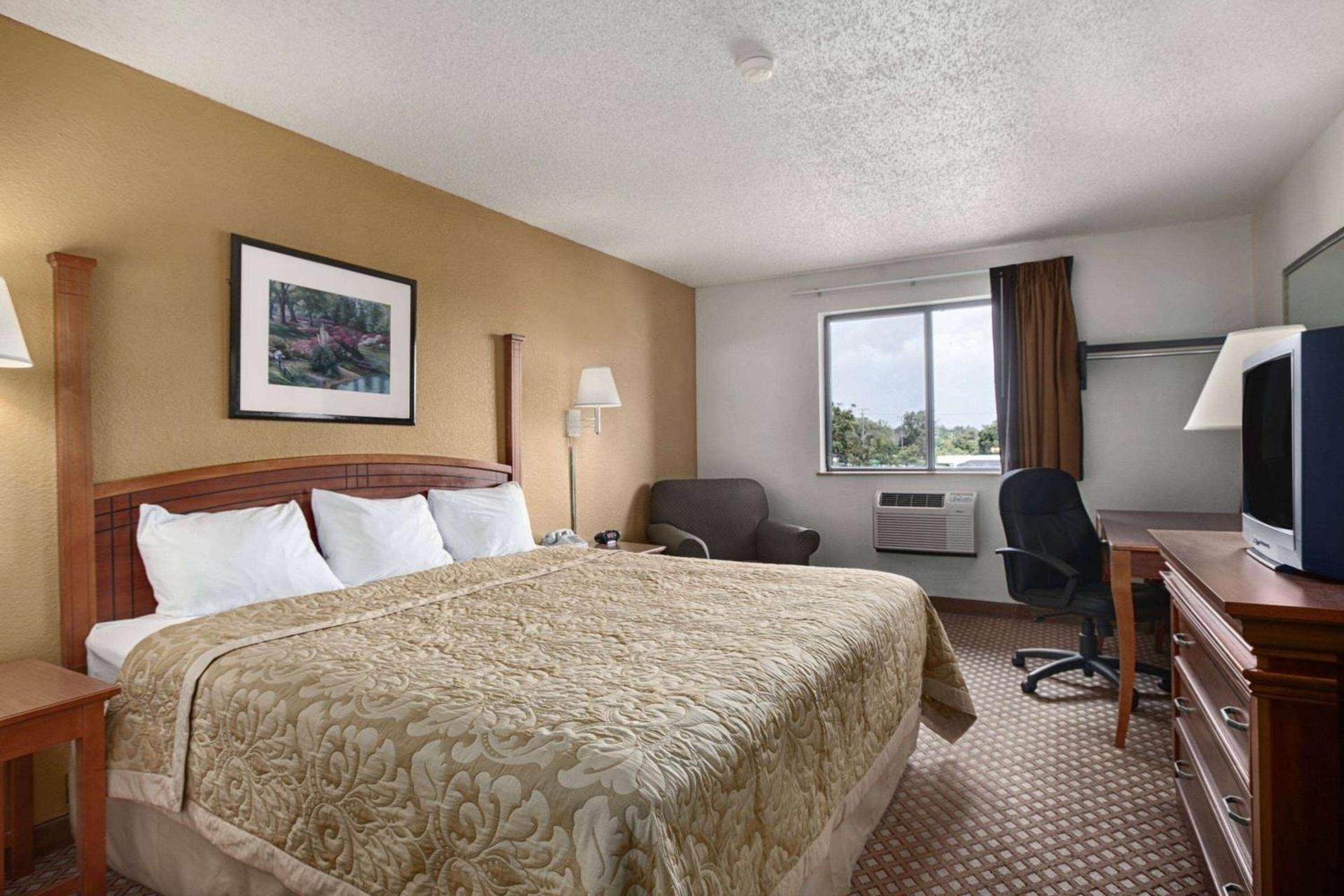 Super 8 by Wyndham Canton/Livonia Area photo 2