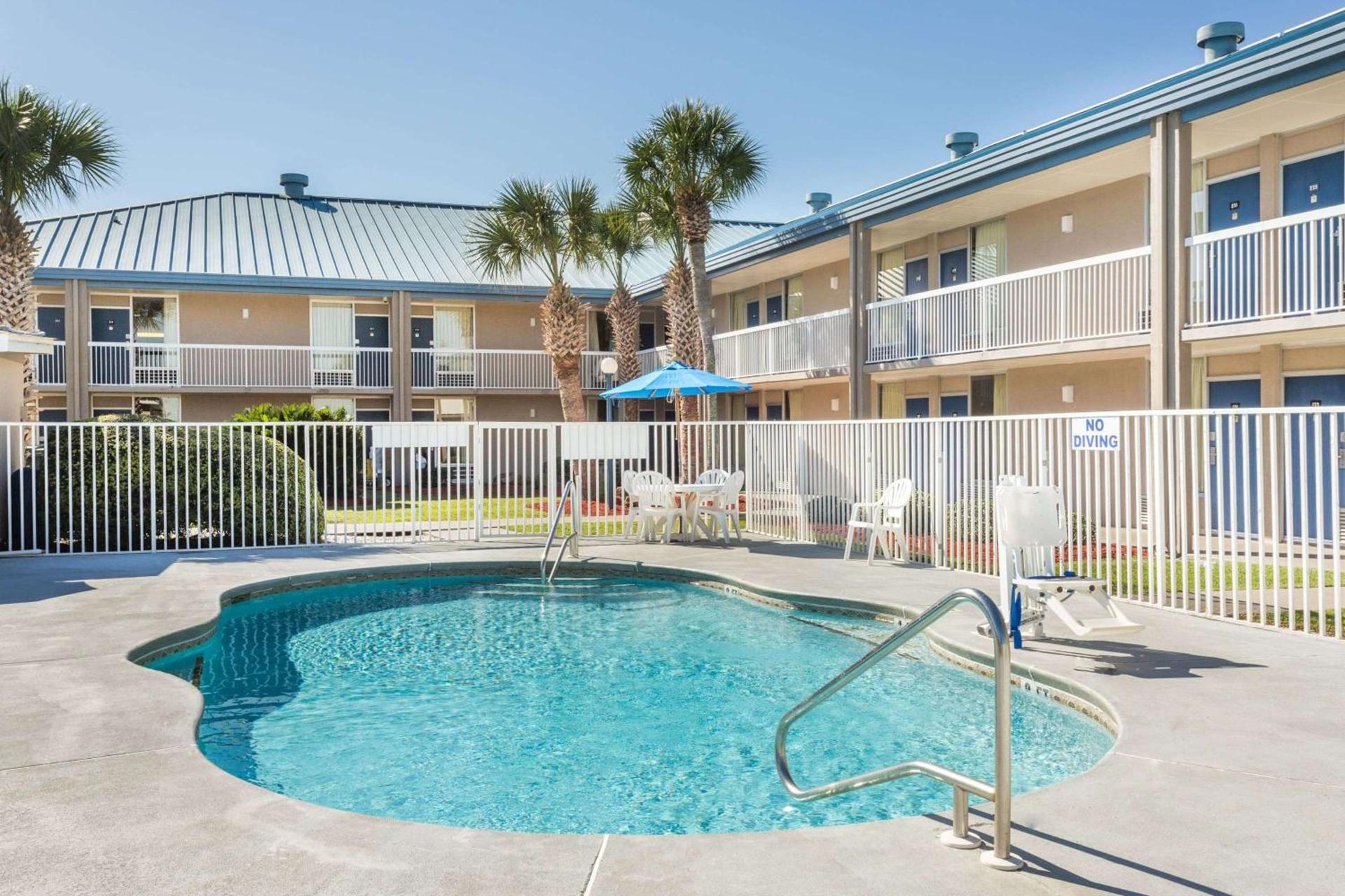 Days Inn by Wyndham Adel I-75 photo 3