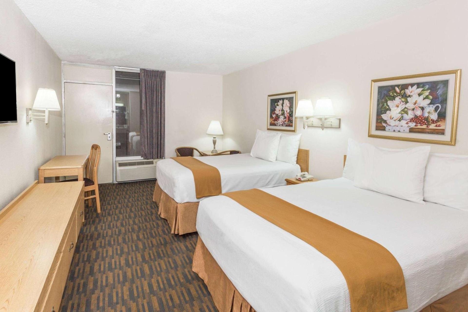 Days Inn by Wyndham Adel I-75 photo 20