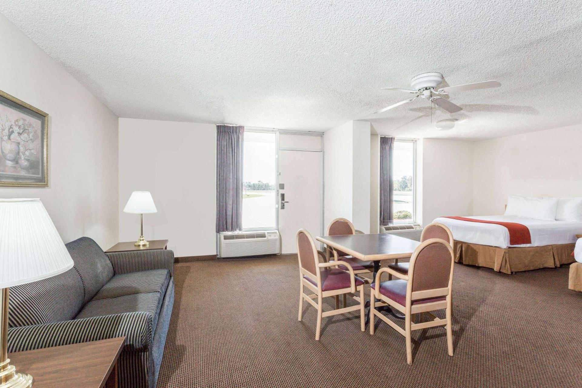 Days Inn by Wyndham Adel I-75 photo 27