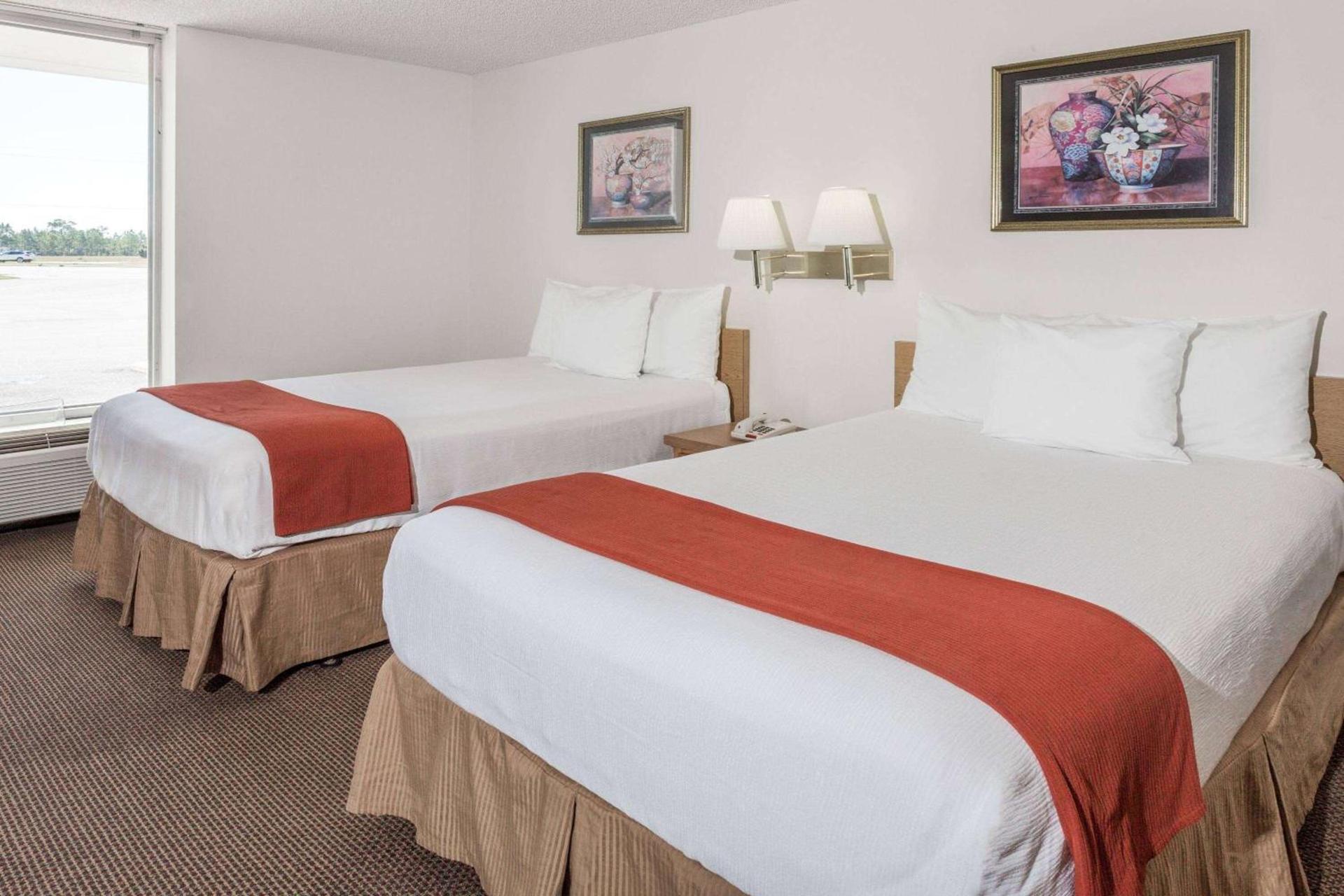 Days Inn by Wyndham Adel I-75 photo 21