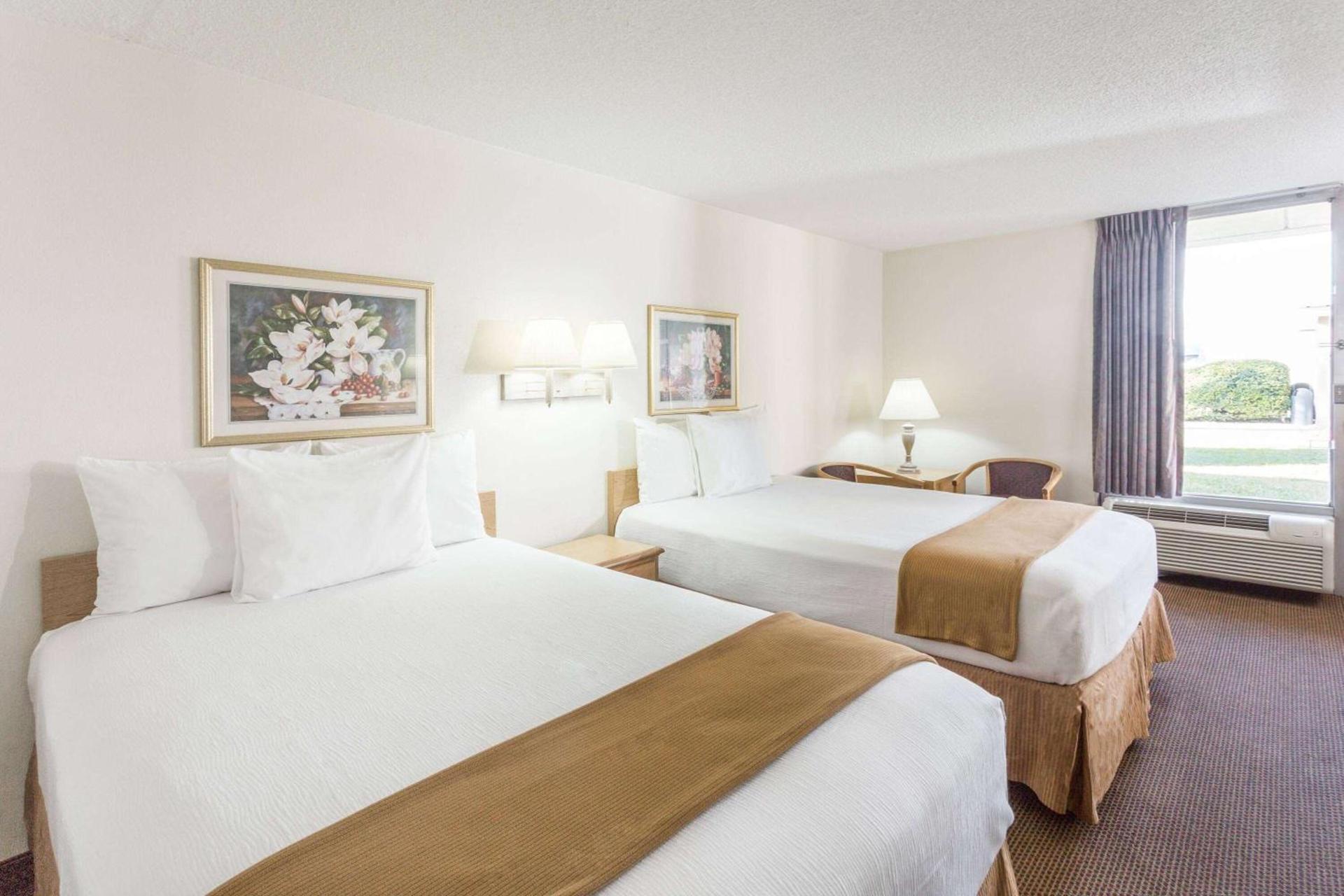 Days Inn by Wyndham Adel I-75 photo 25