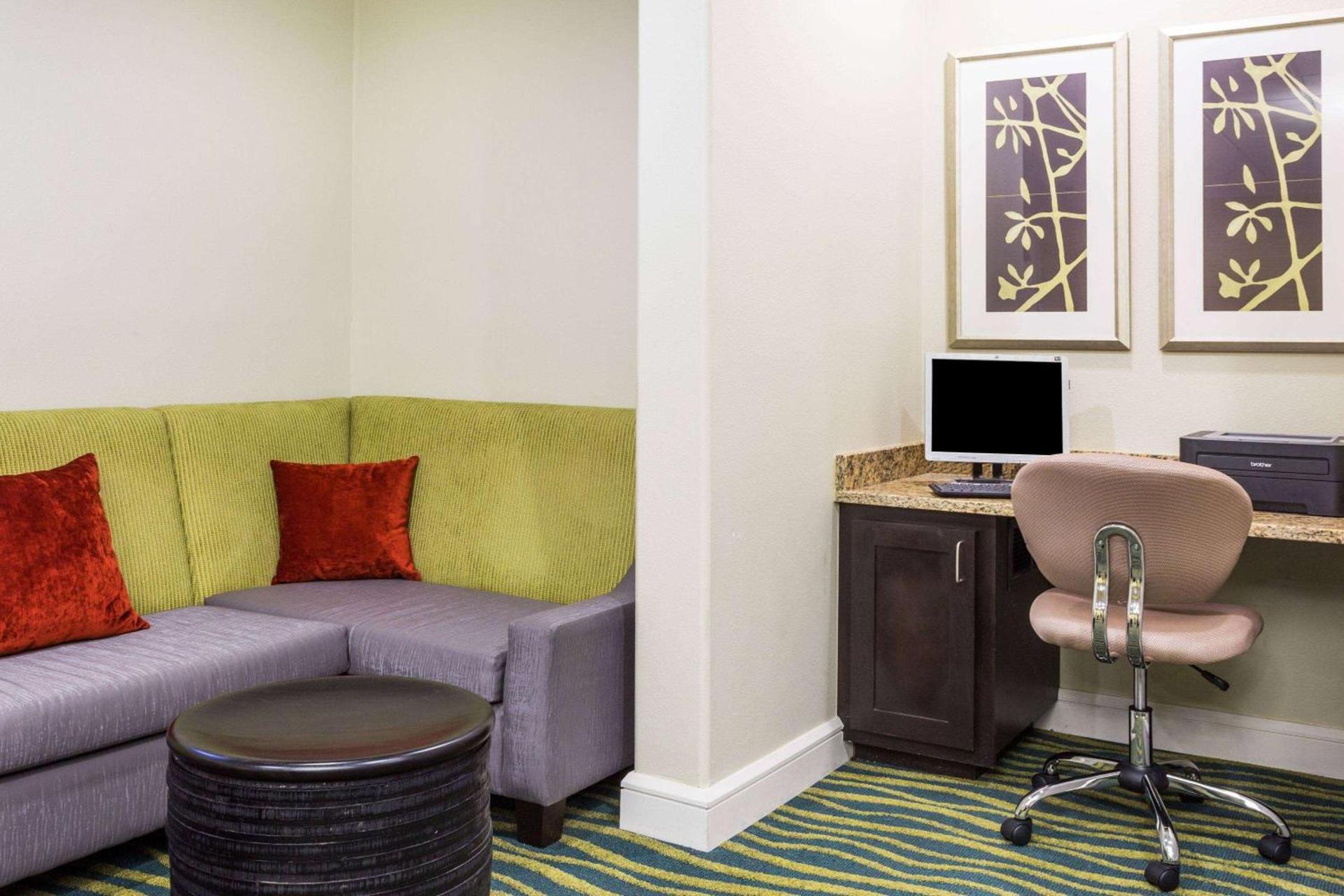 Days Inn by Wyndham Adel I-75 photo 23