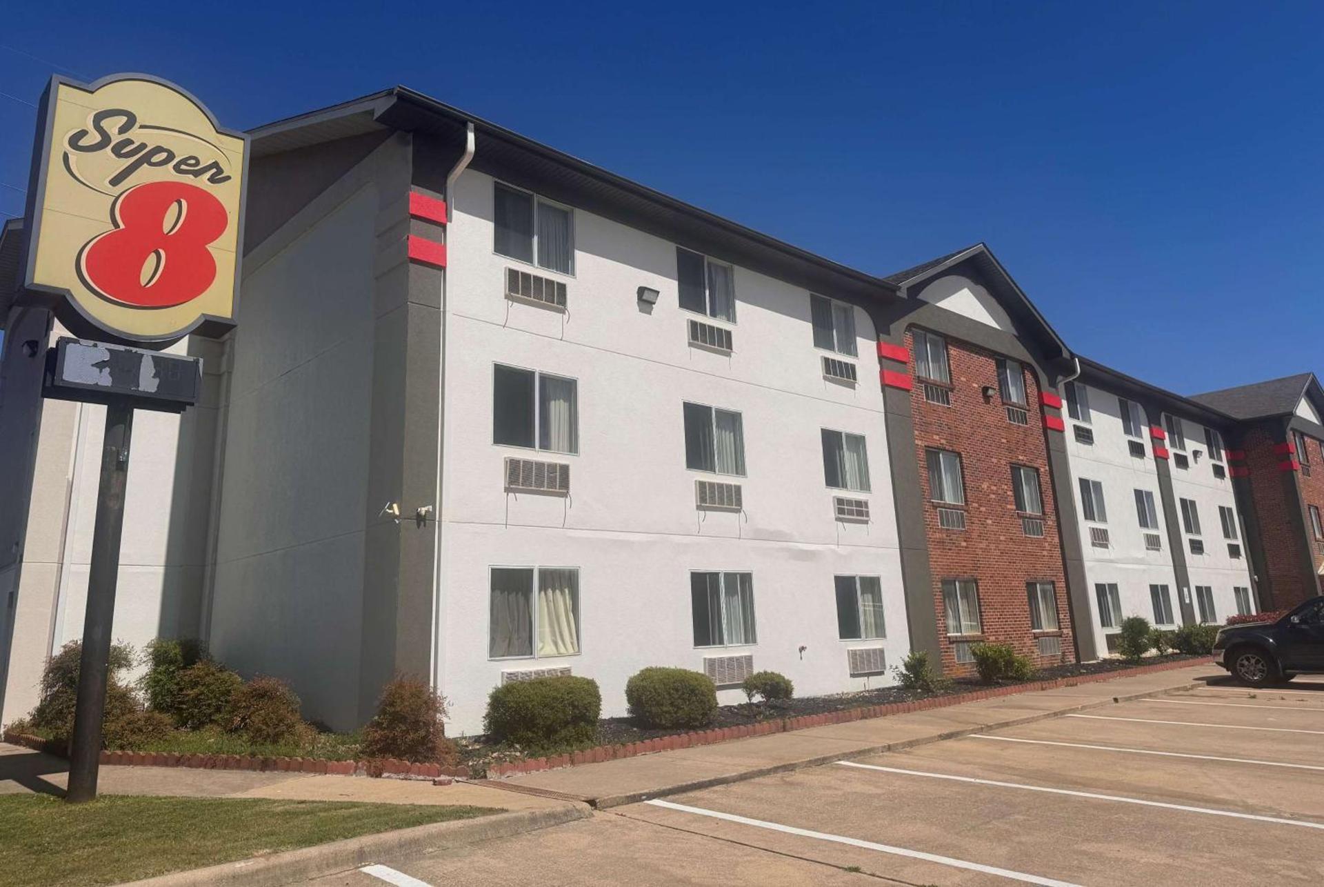 Super 8 by Wyndham College Station photo 1