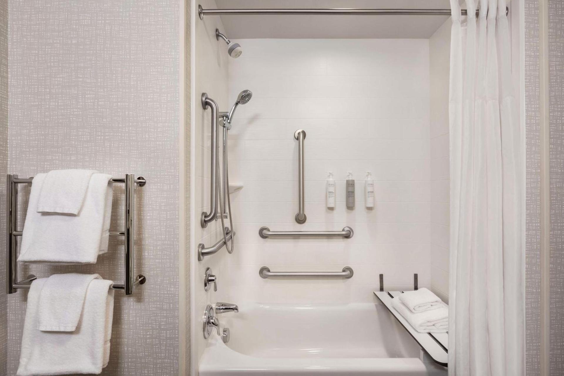 Hampton Inn & Suites York South photo 32