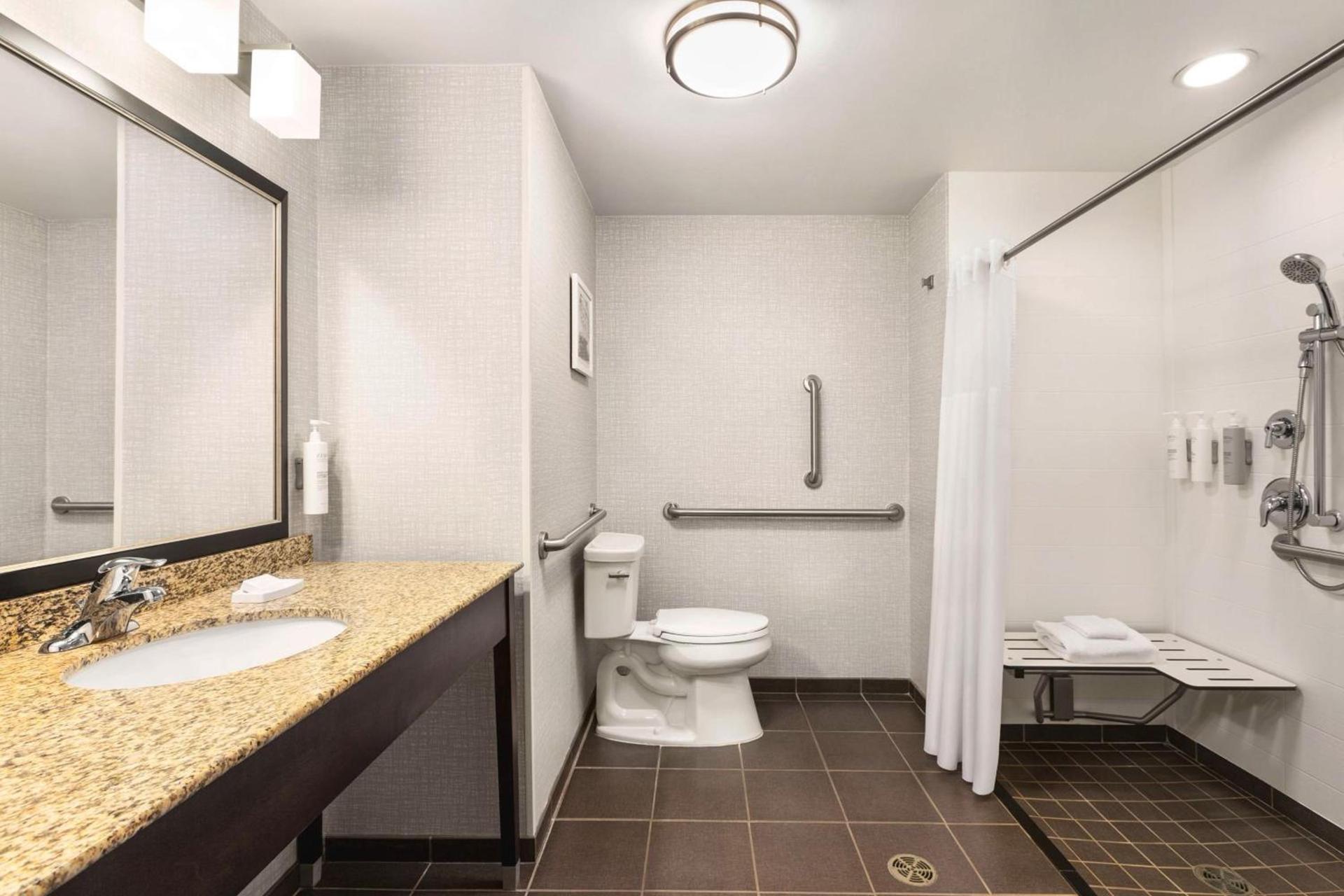Hampton Inn & Suites York South photo 38
