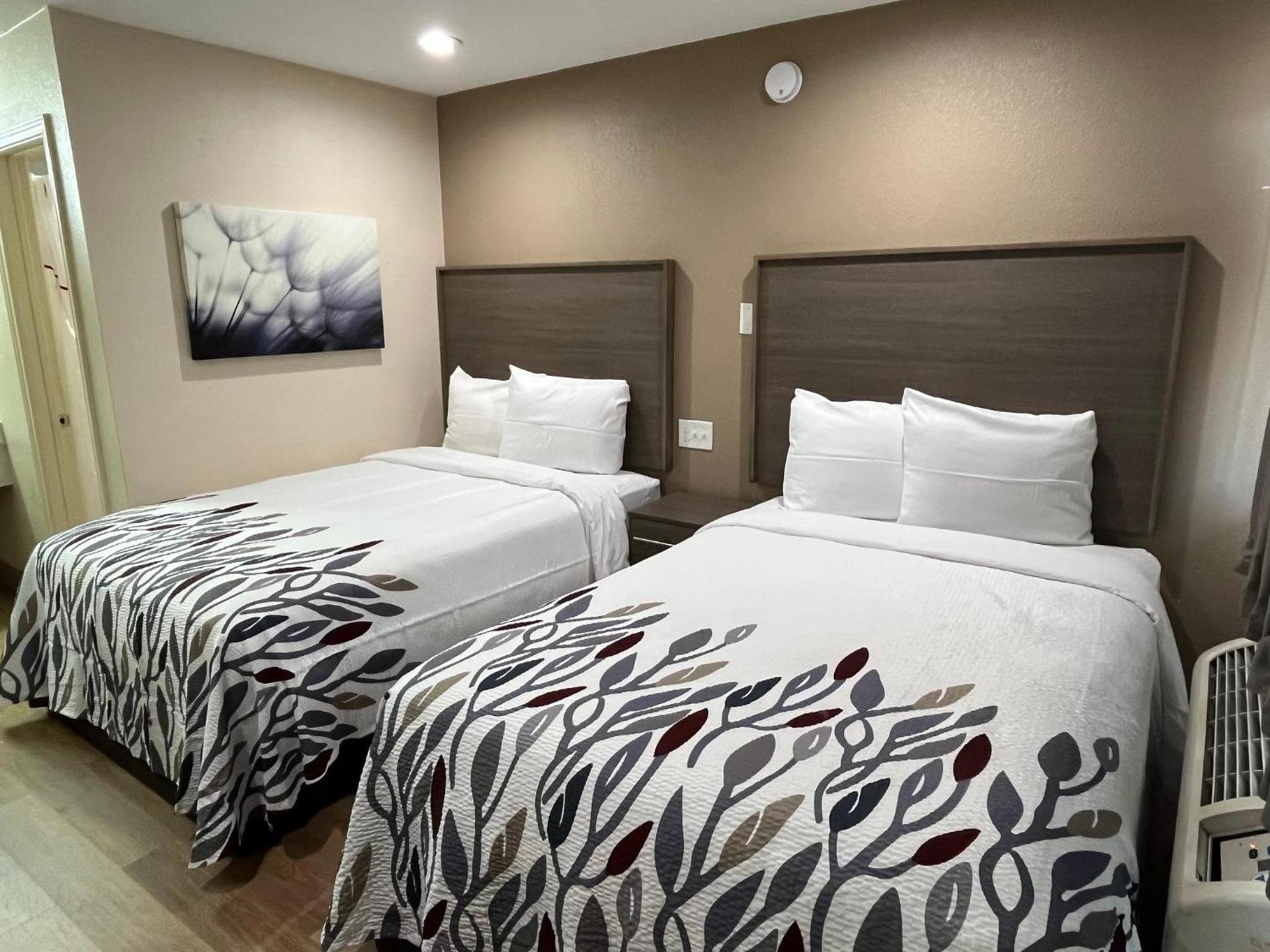 Red Roof Inn Haltom City photo 16