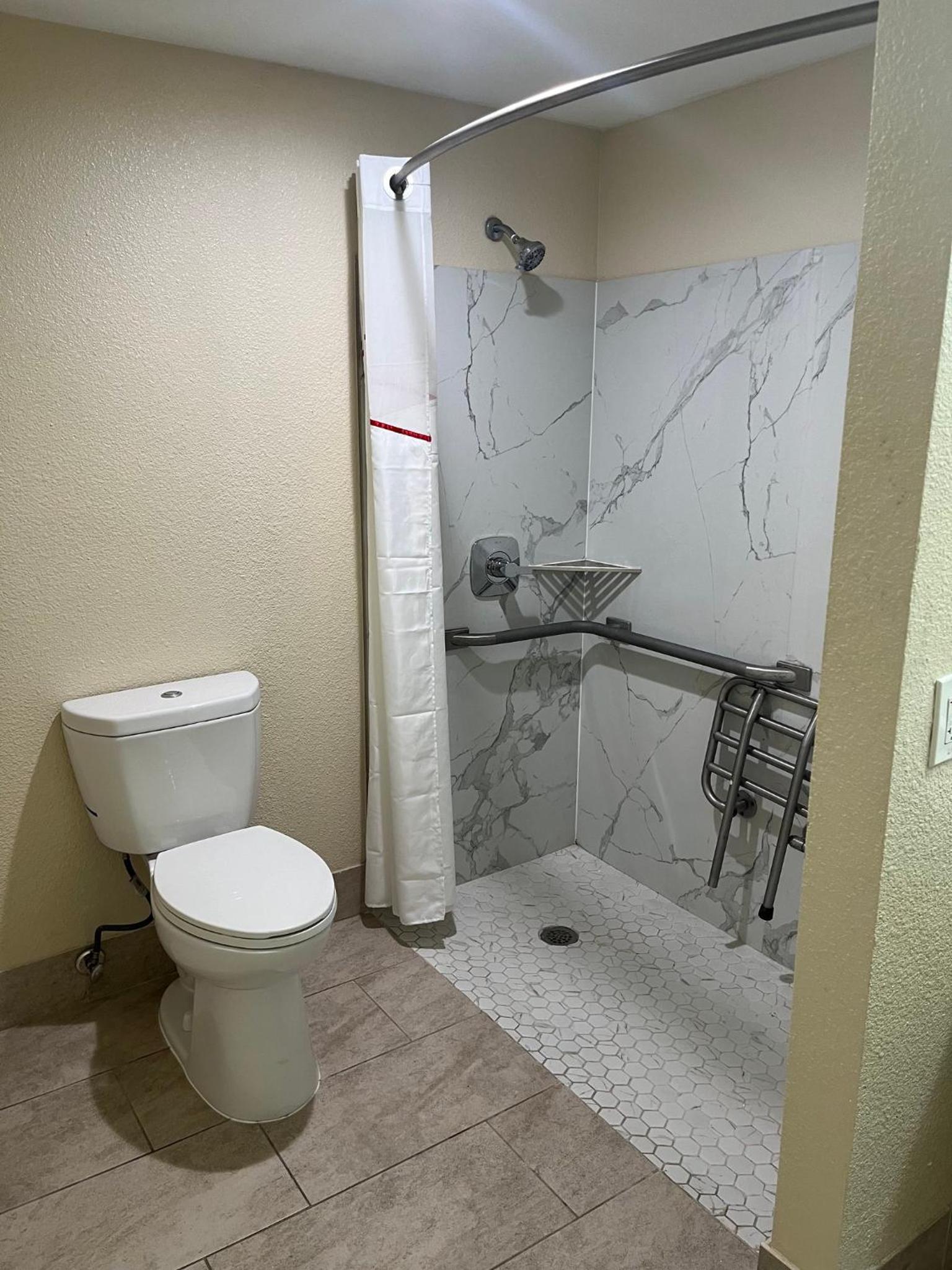 Red Roof Inn Haltom City photo 11
