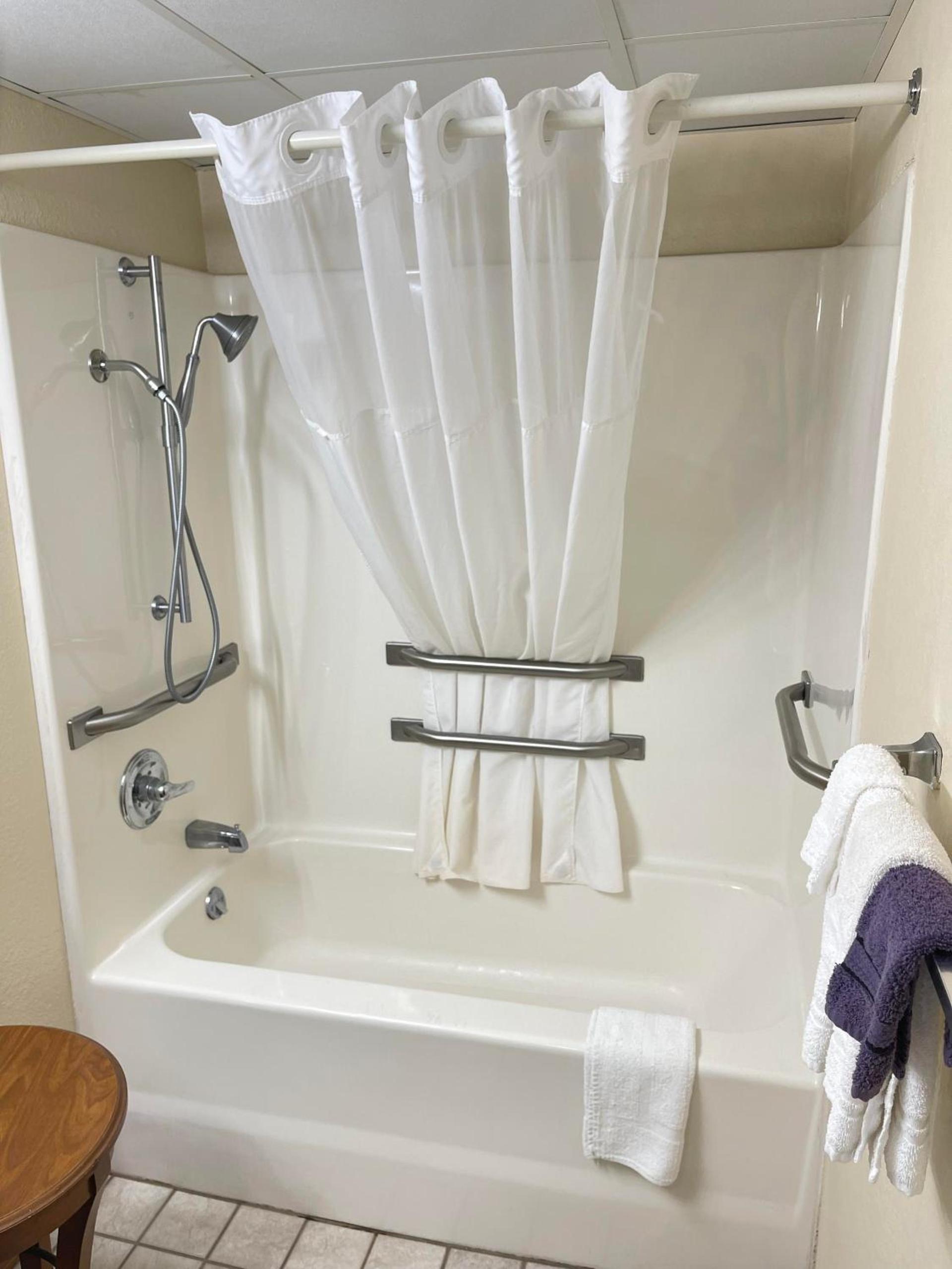 Carriage House Inn photo 16