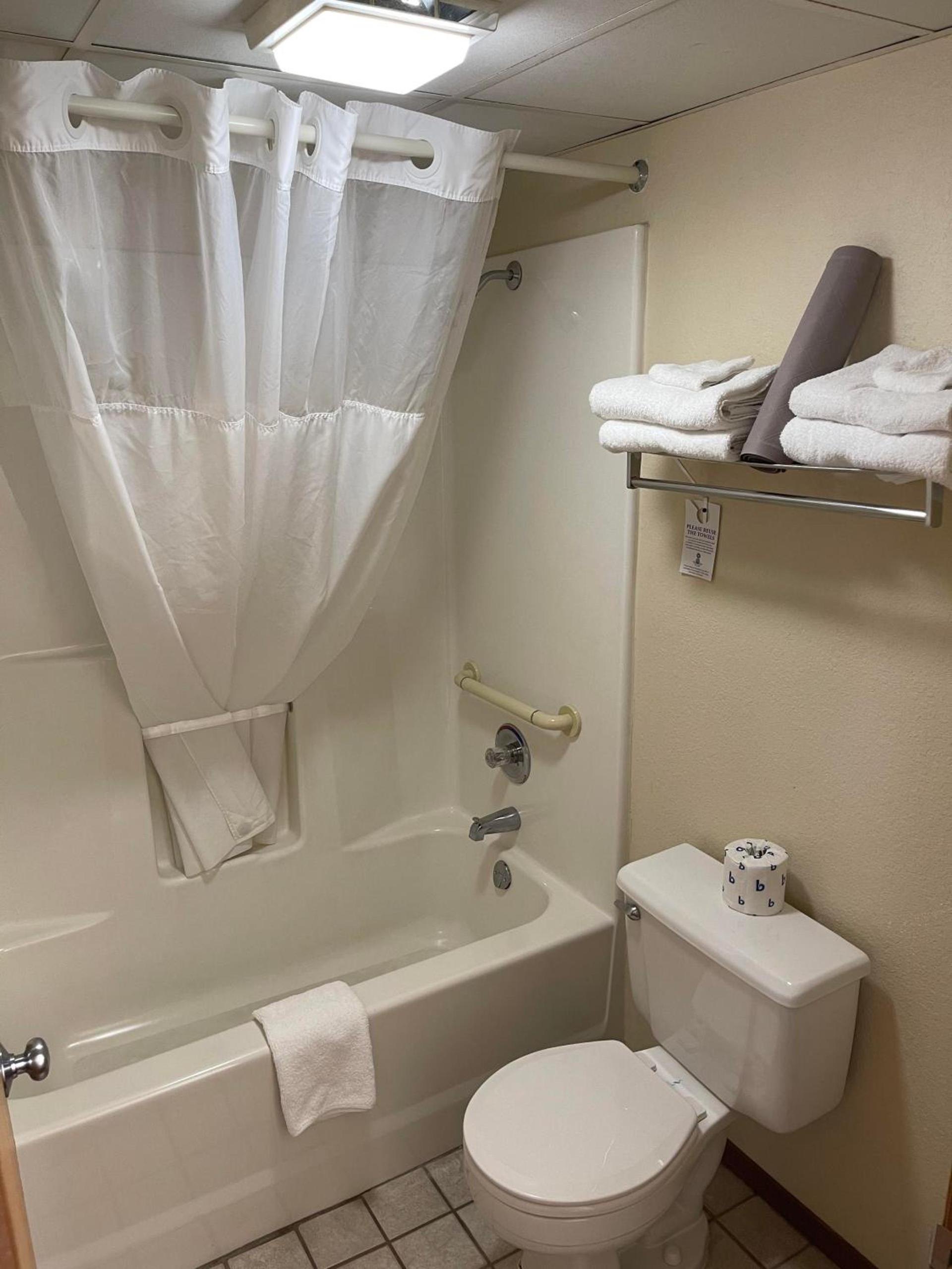 Carriage House Inn photo 14