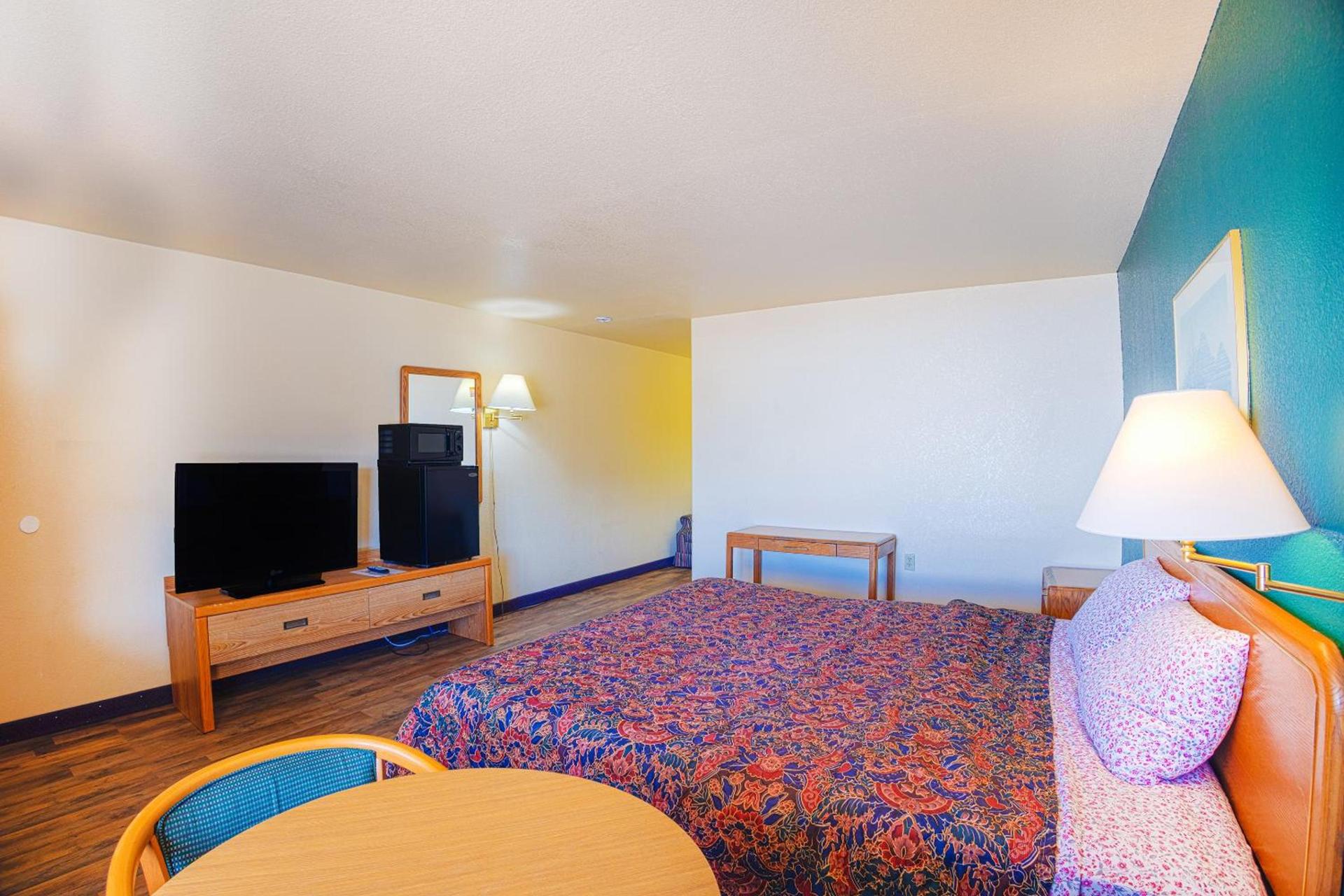Holiday Motel Lordsburg I-10 photo 39