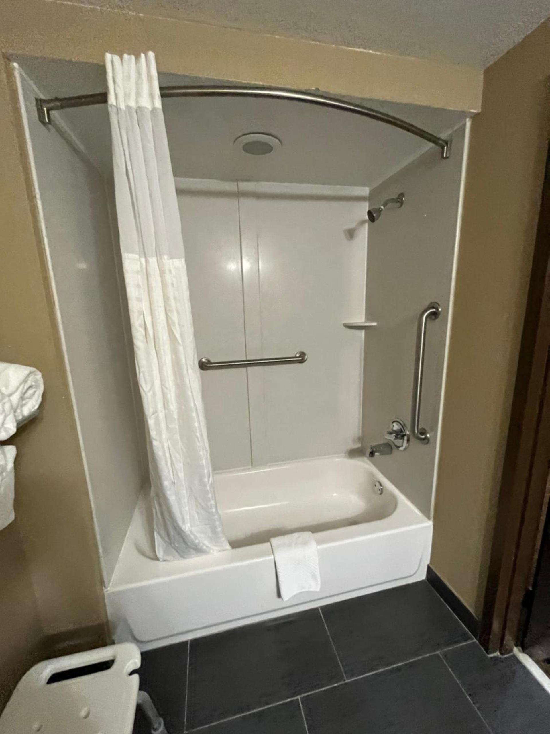 Quality Suites Graham - Burlington South photo 31
