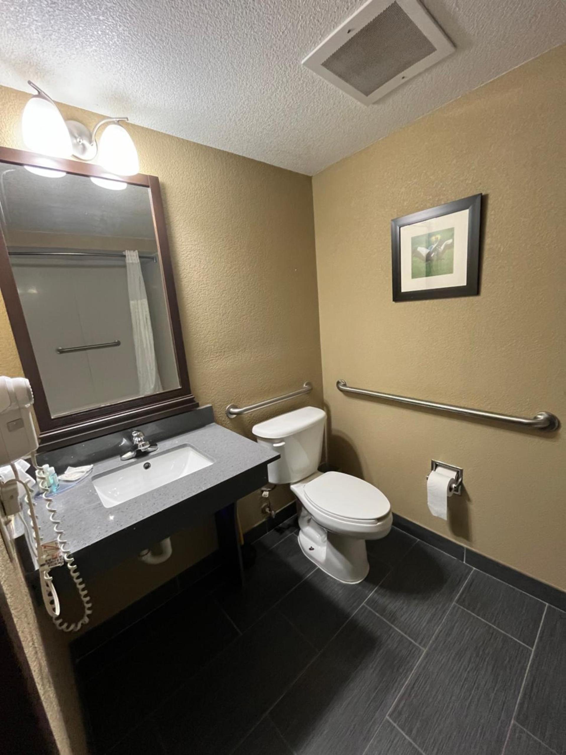 Quality Suites Graham - Burlington South photo 32
