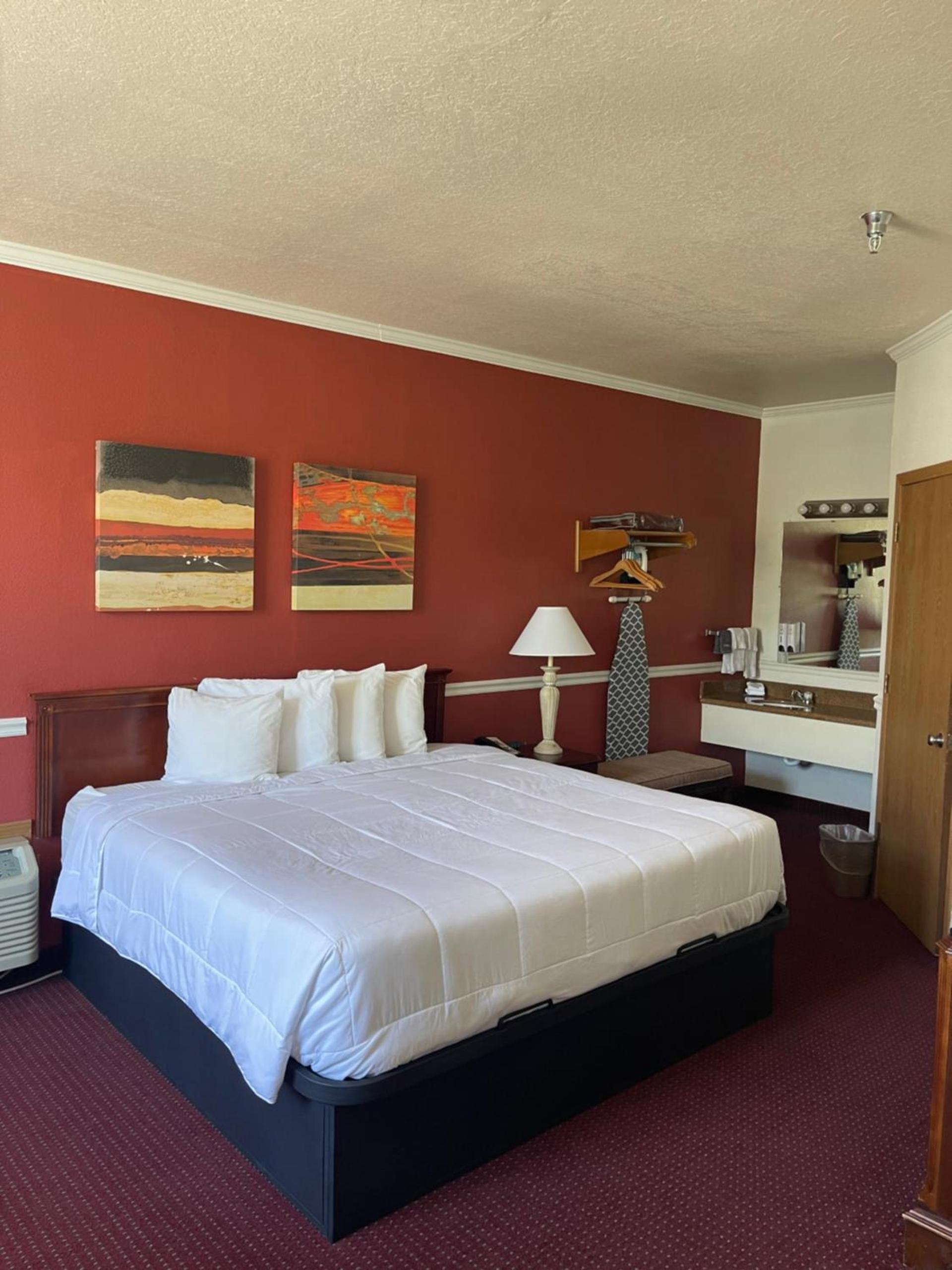 Carriage House Inn photo 21