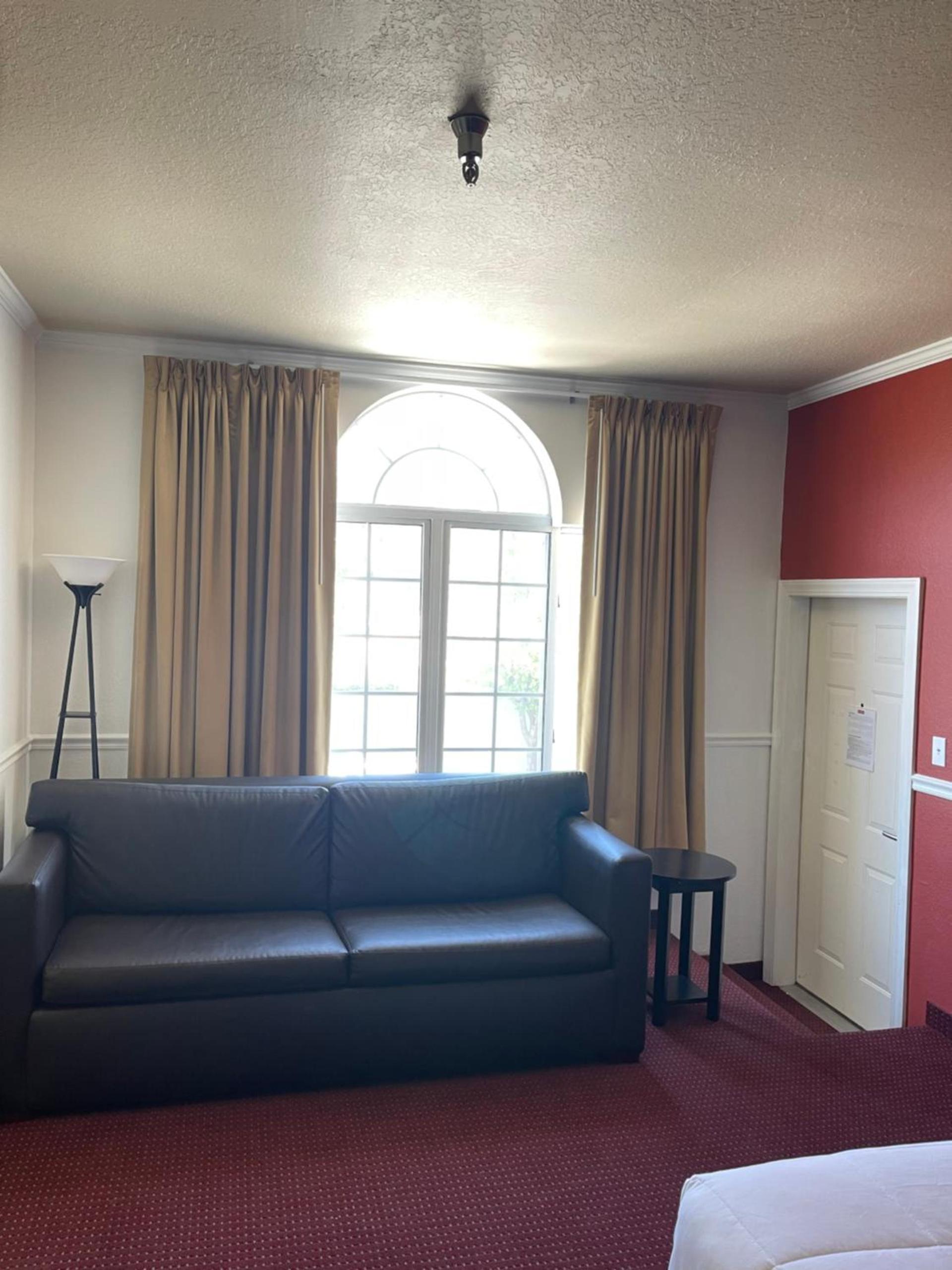 Carriage House Inn photo 23