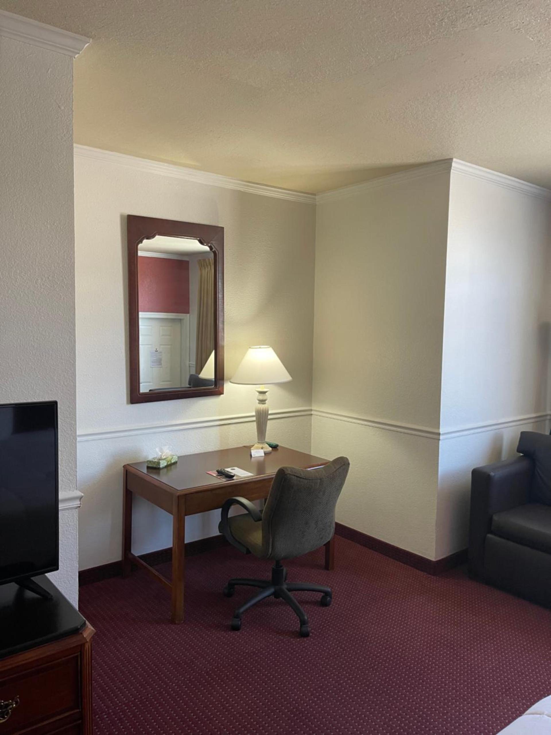 Carriage House Inn photo 22