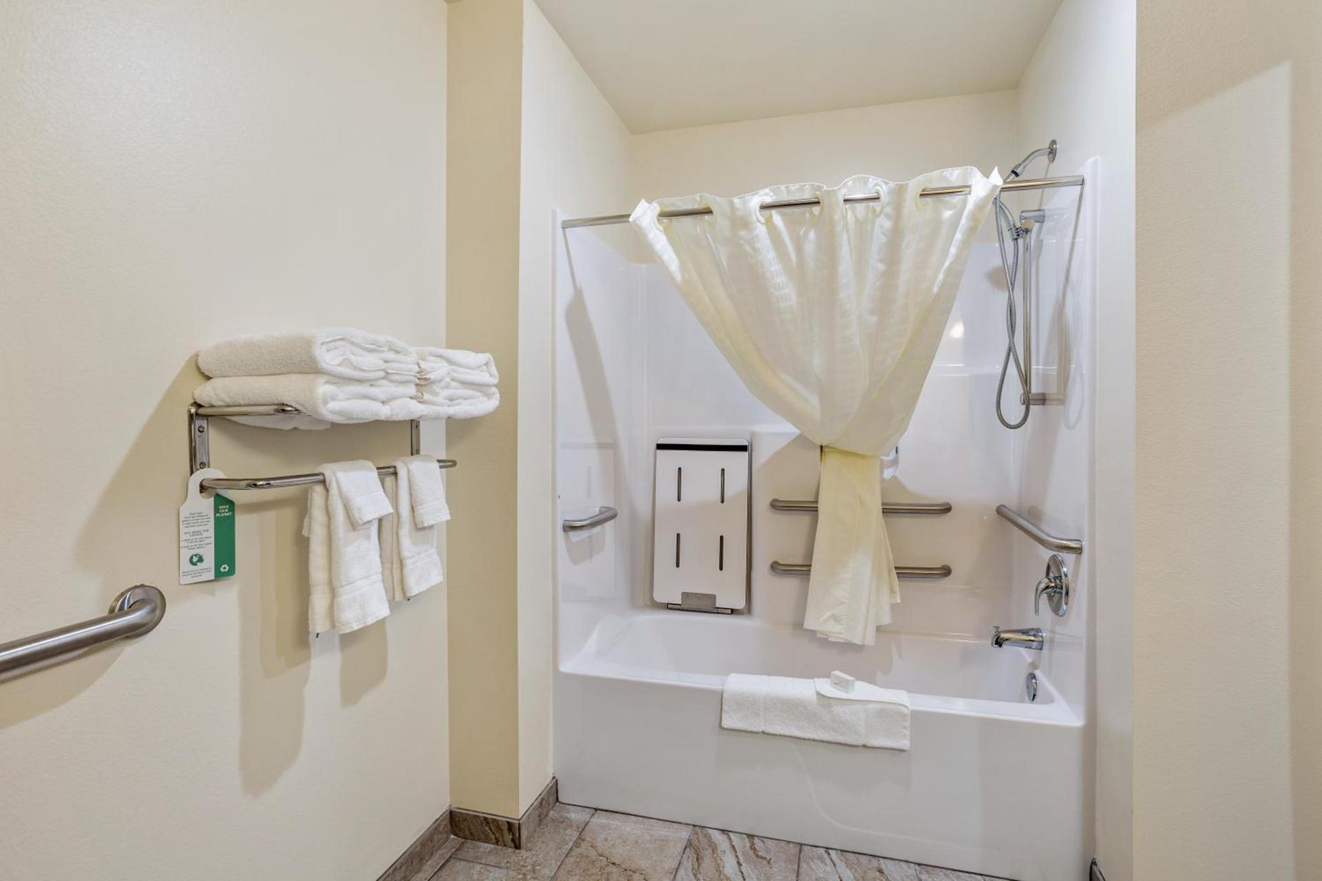 Cobblestone Hotel & Suites - Rhinelander photo 15