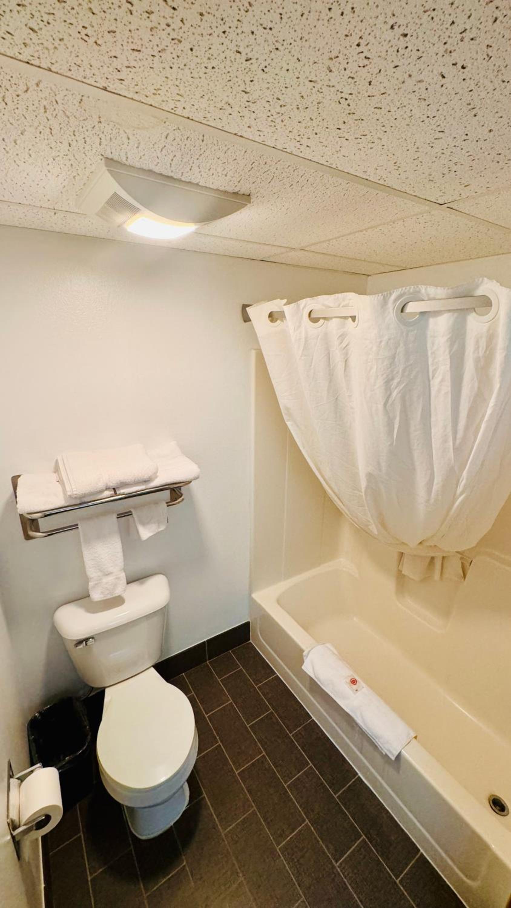 Forest City Inn photo 34