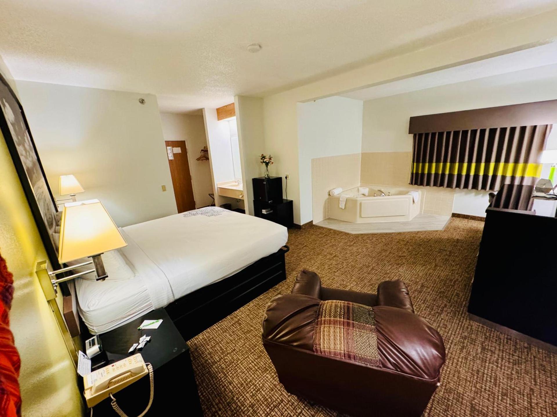 Forest City Inn photo 33