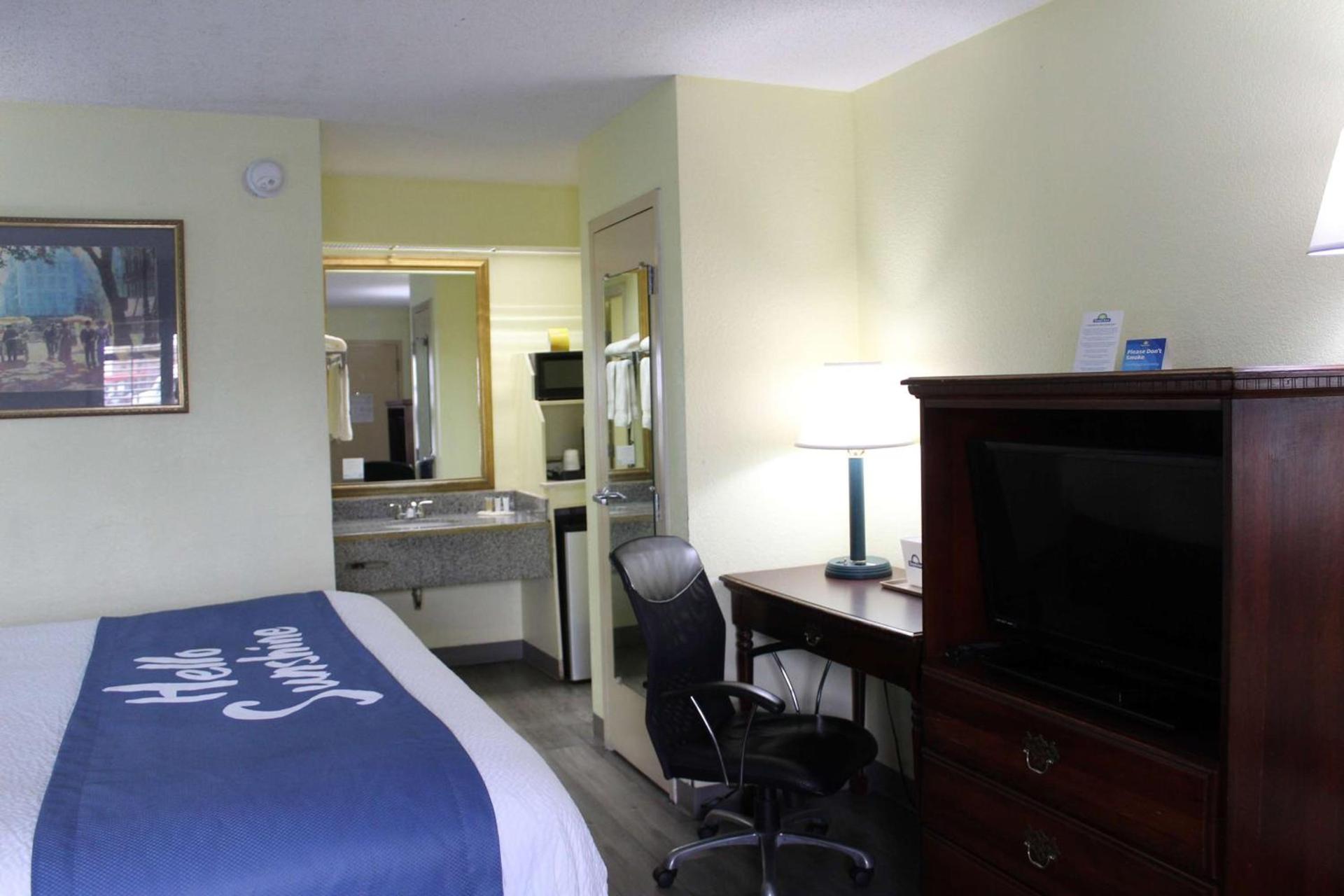 Days Inn by Wyndham Marianna photo 13