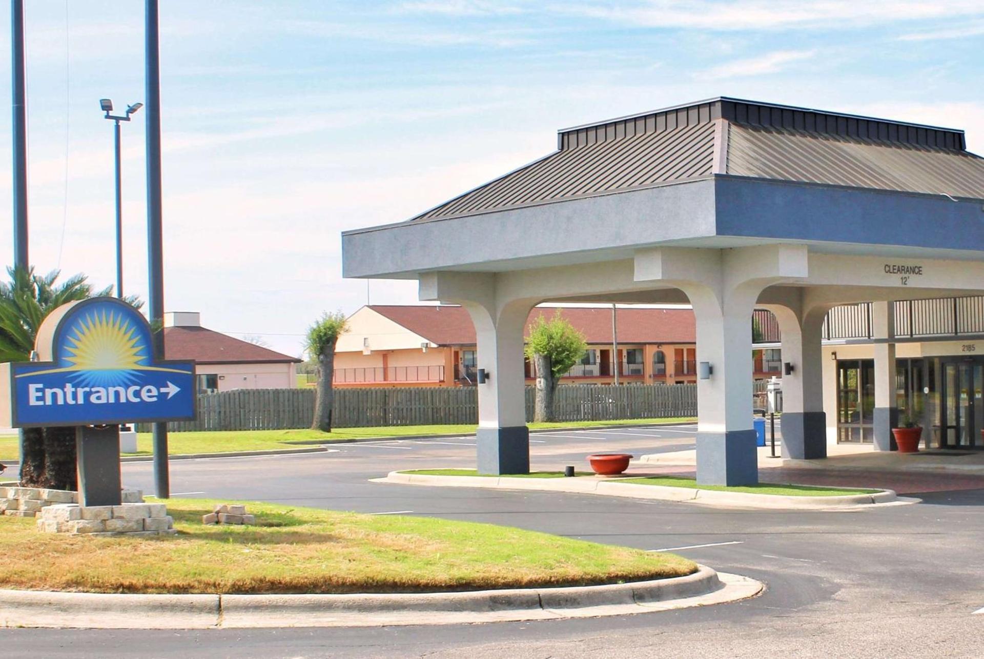 Days Inn by Wyndham Marianna photo 27
