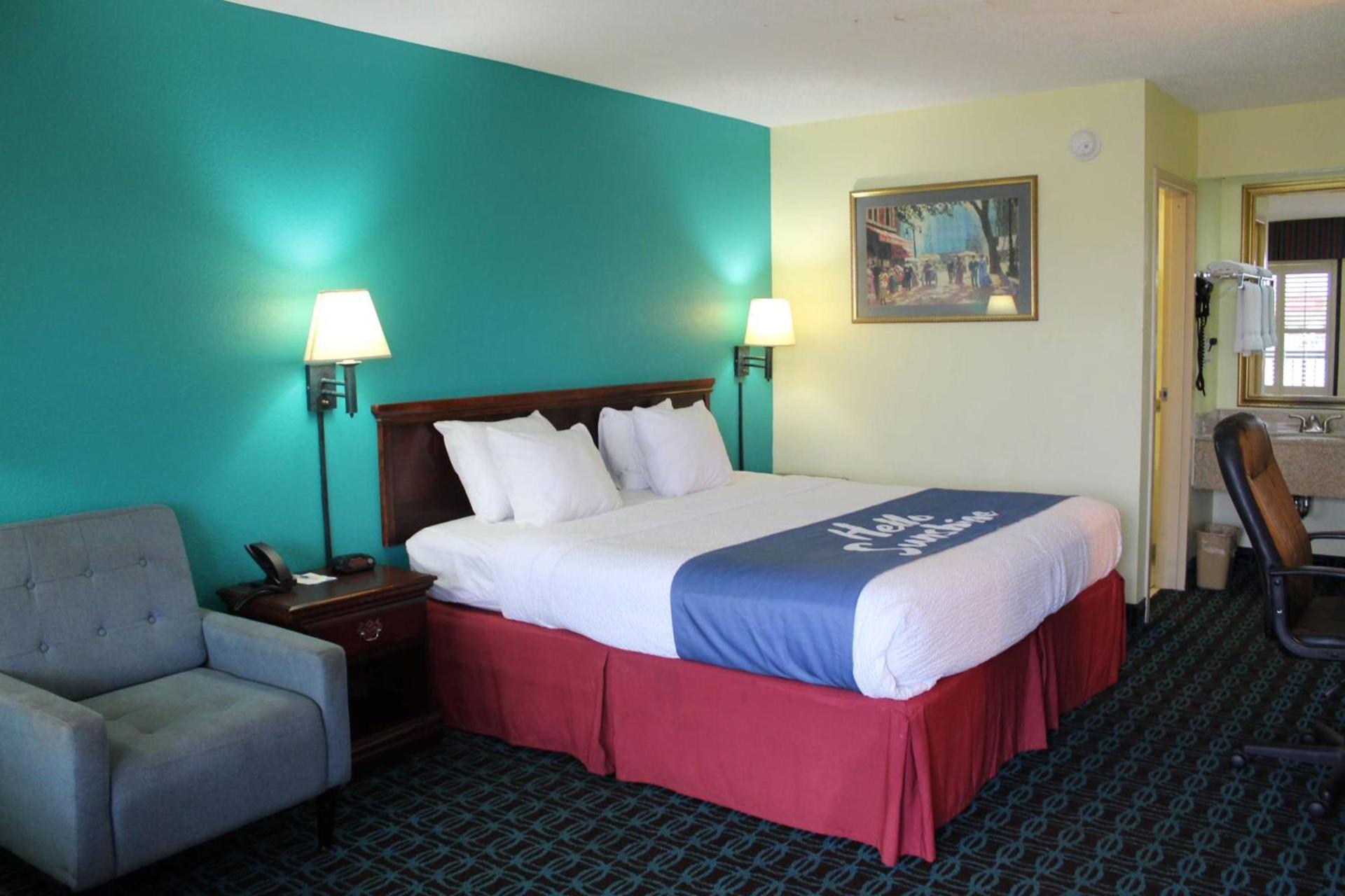 Days Inn by Wyndham Marianna photo 26