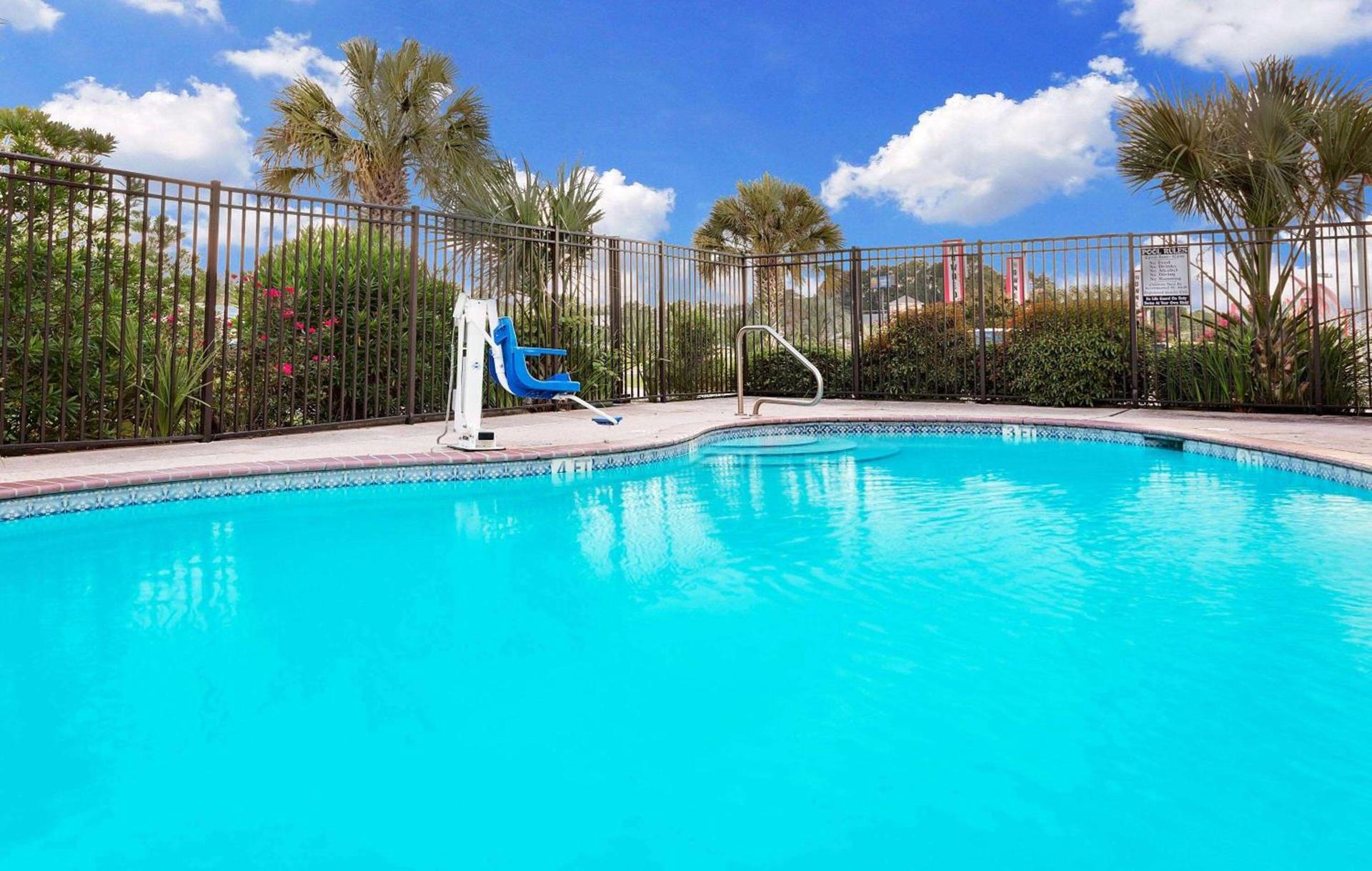 Days Inn & Suites by Wyndham Opelousas photo 2
