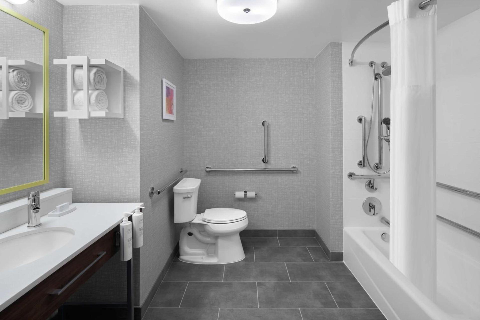 Hampton Inn & Suites Grand Rapids-Airport 28th St photo 23