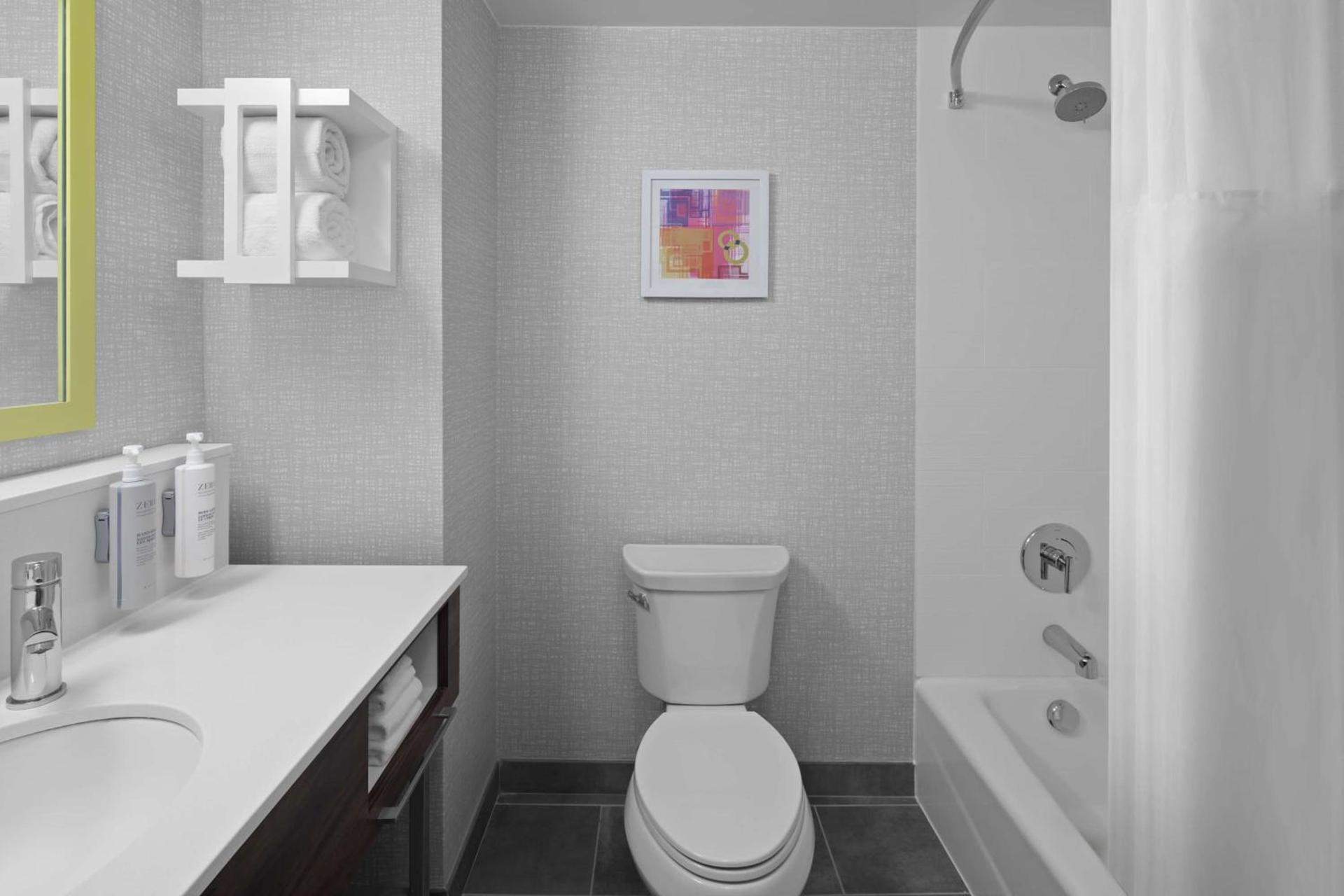 Hampton Inn & Suites Grand Rapids-Airport 28th St photo 24