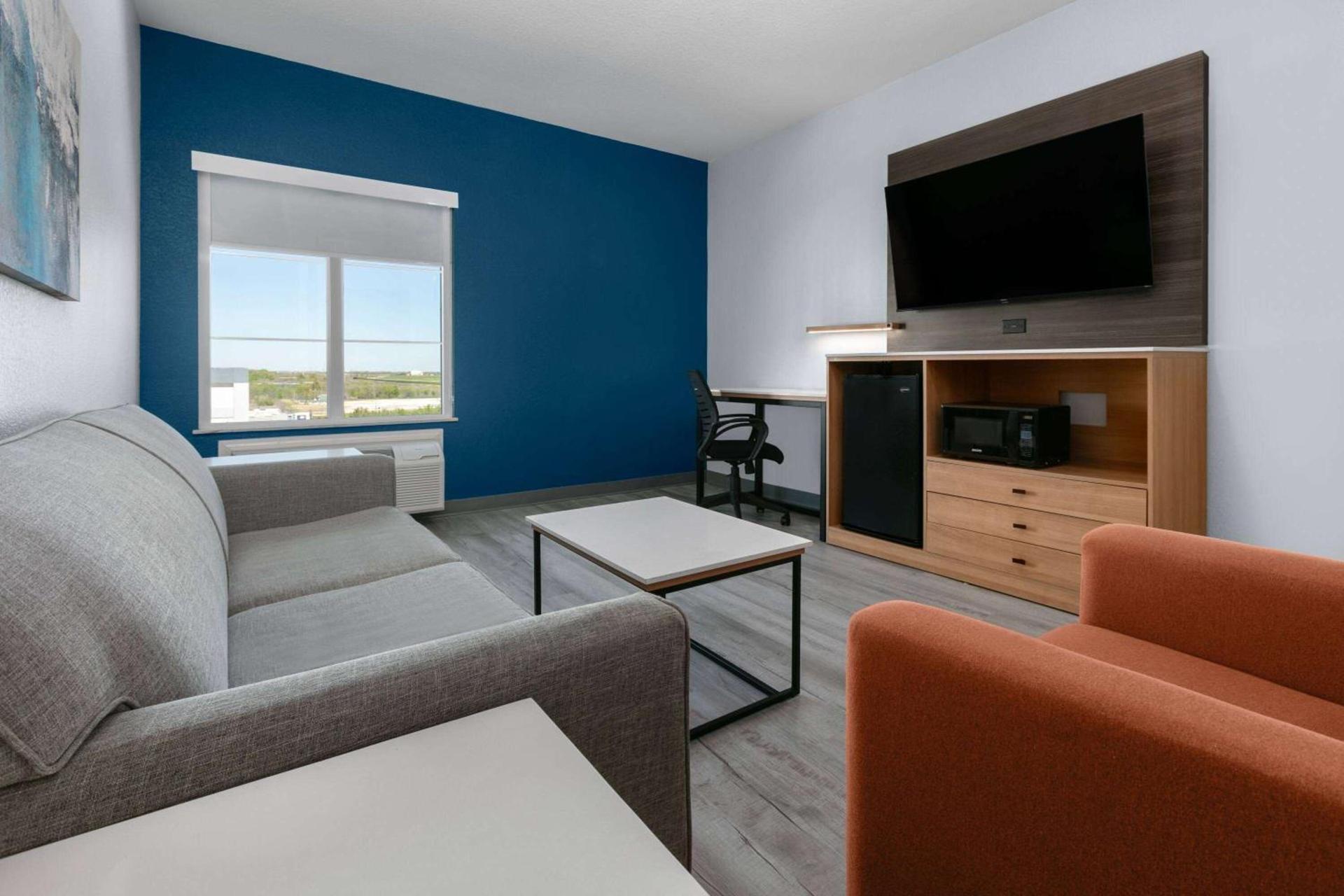 La Quinta Inn & Suites by Wyndham Ft Worth-Burleson photo 5