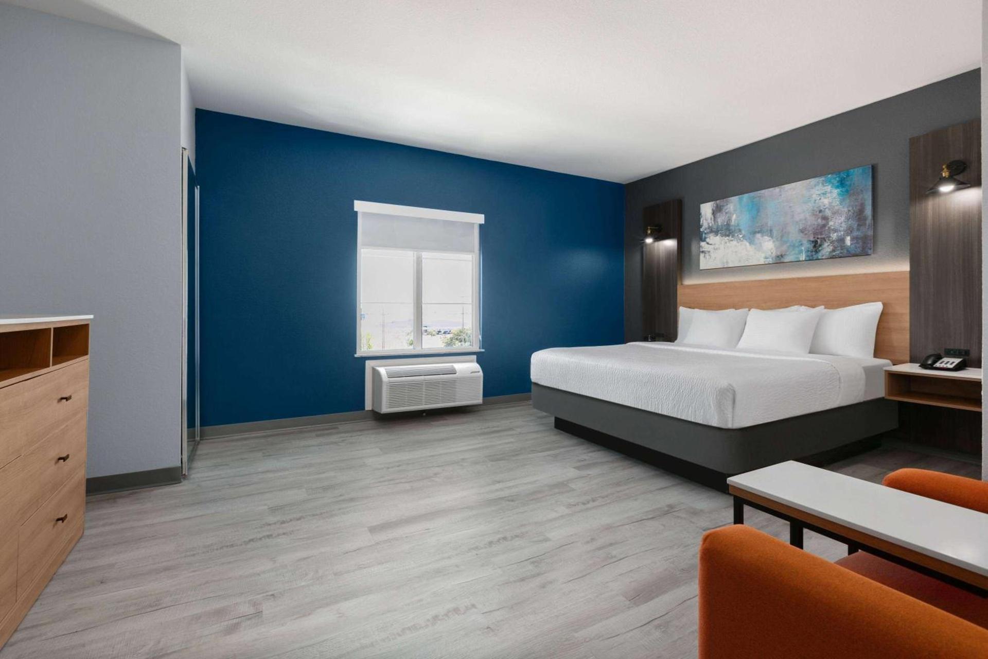 La Quinta Inn & Suites by Wyndham Ft Worth-Burleson photo 6