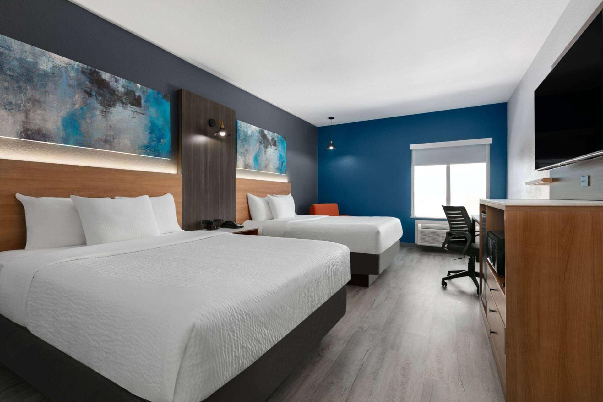 La Quinta Inn & Suites by Wyndham Ft Worth-Burleson photo 8