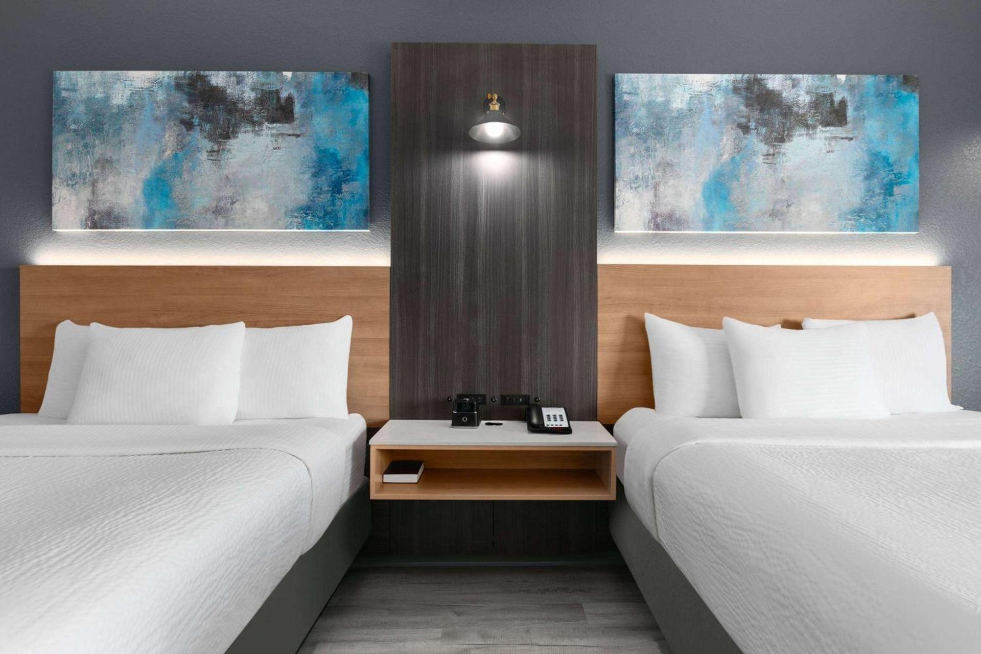 La Quinta Inn & Suites by Wyndham Ft Worth-Burleson photo 9